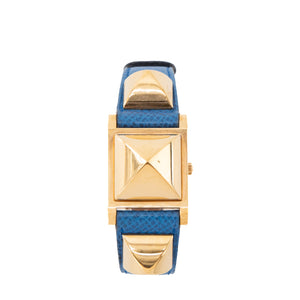 HERMÈS - Montre Médor PM Hermès en cuir grainé bleu et plaquée or