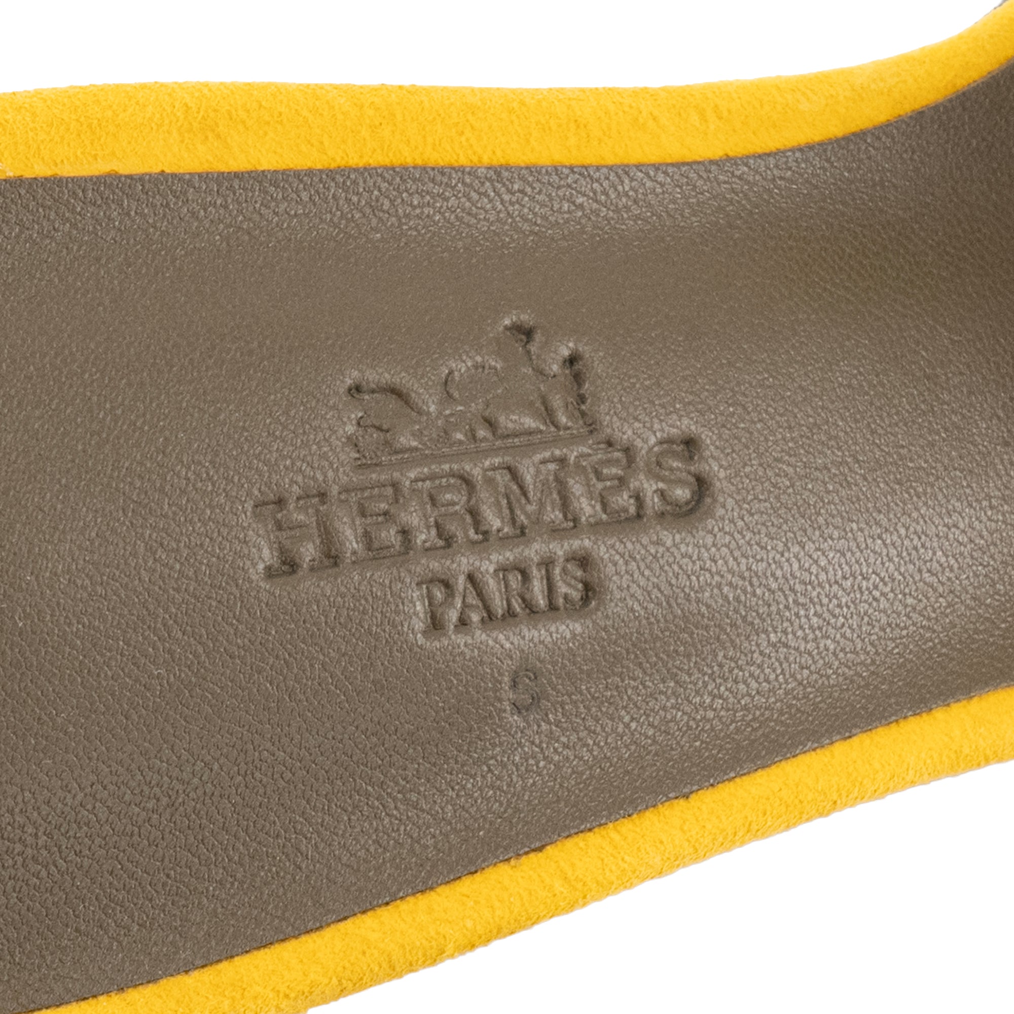 HERMÈS - Sandales Oasis Hermès en chèvre velours jaune (T37,5)