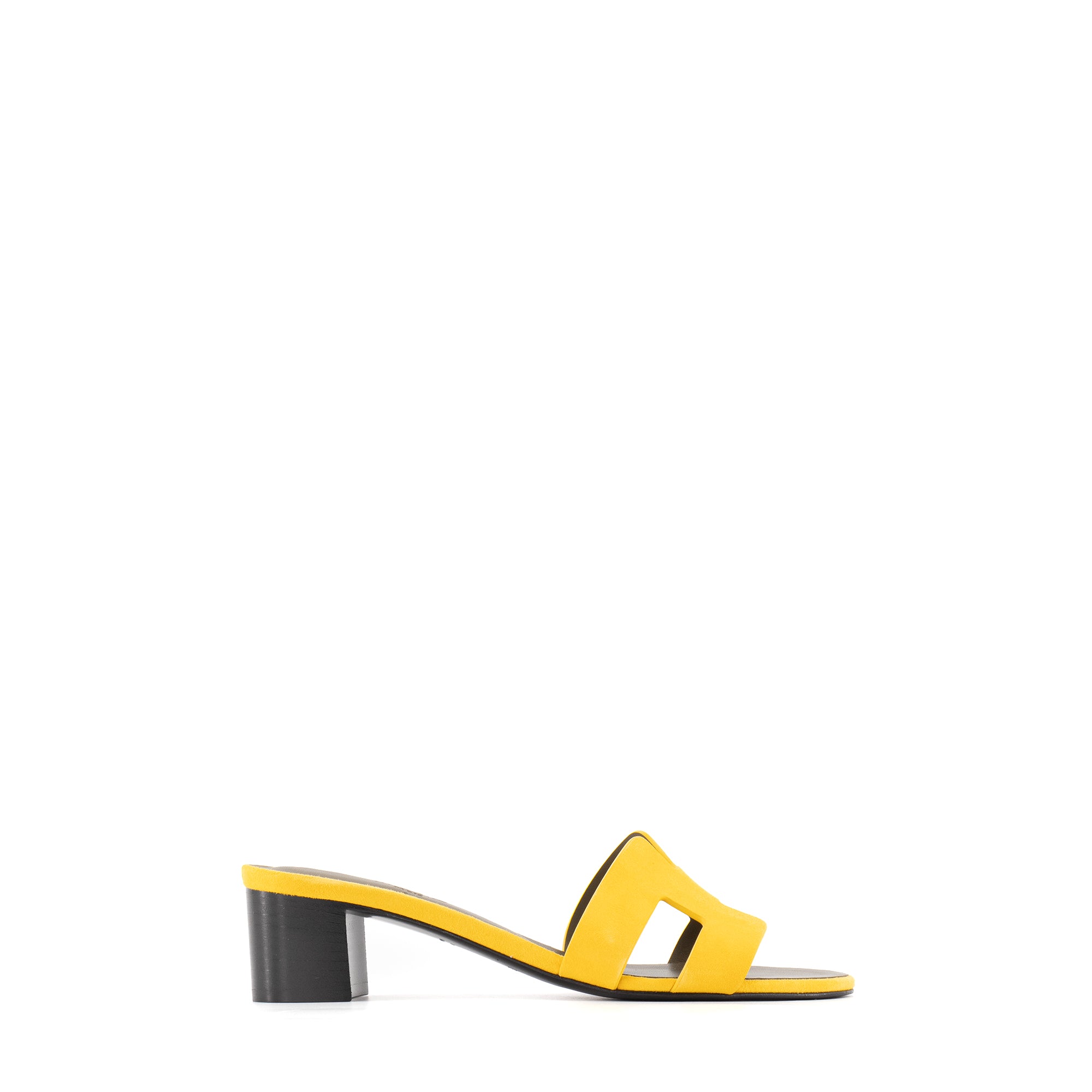 HERMÈS - Sandales Oasis Hermès en chèvre velours jaune (T37,5)