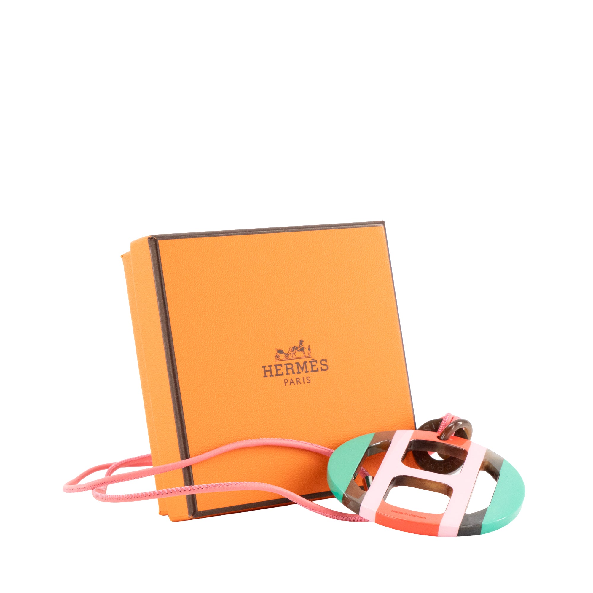 HERMÈS - Collier Pendentif H Equipe Hermès en corne laquée multicolore