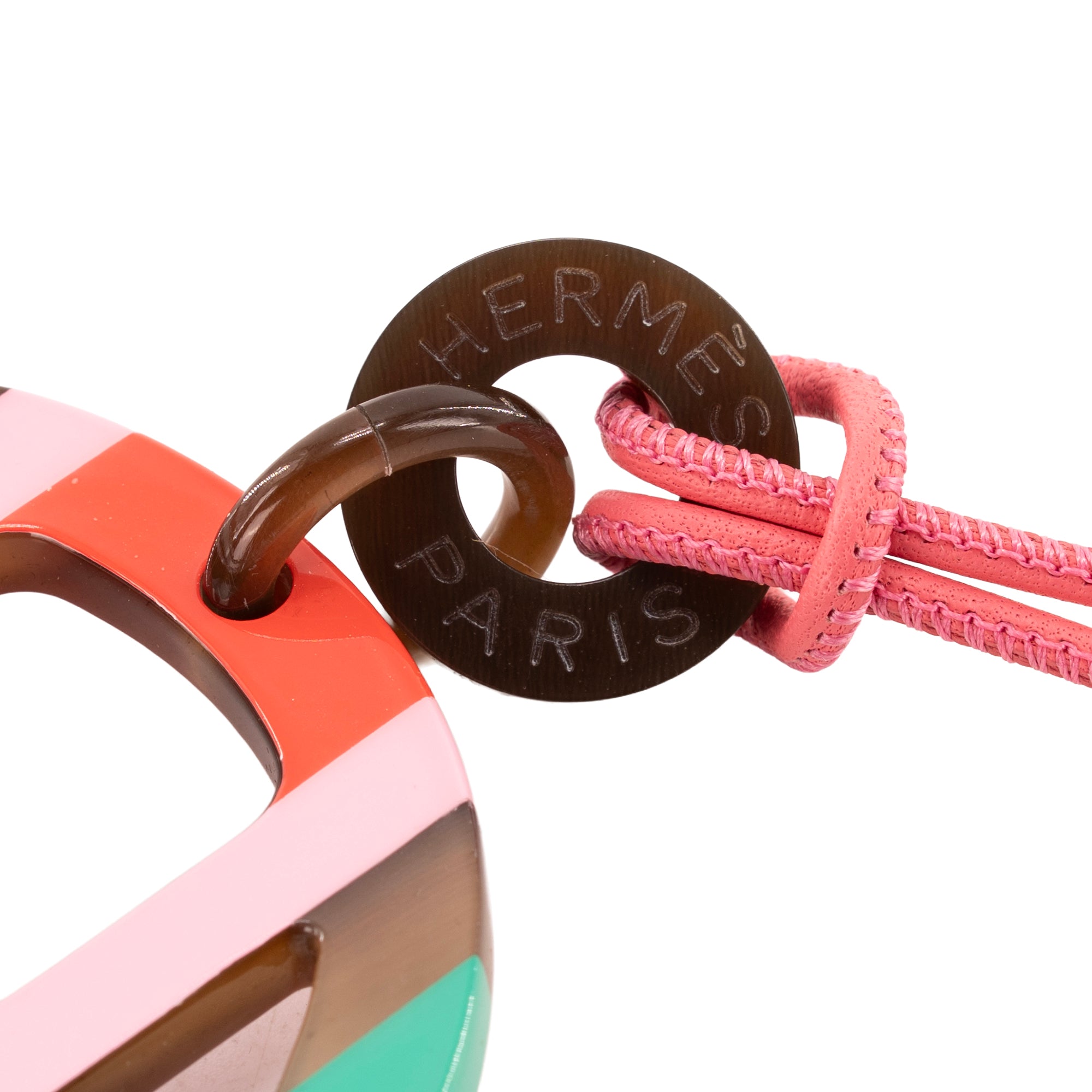 HERMÈS - Collier Pendentif H Equipe Hermès en corne laquée multicolore