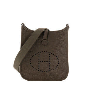 HERMÈS - Sac à bandoulière Evelyne 16 en cuir clémence kaki