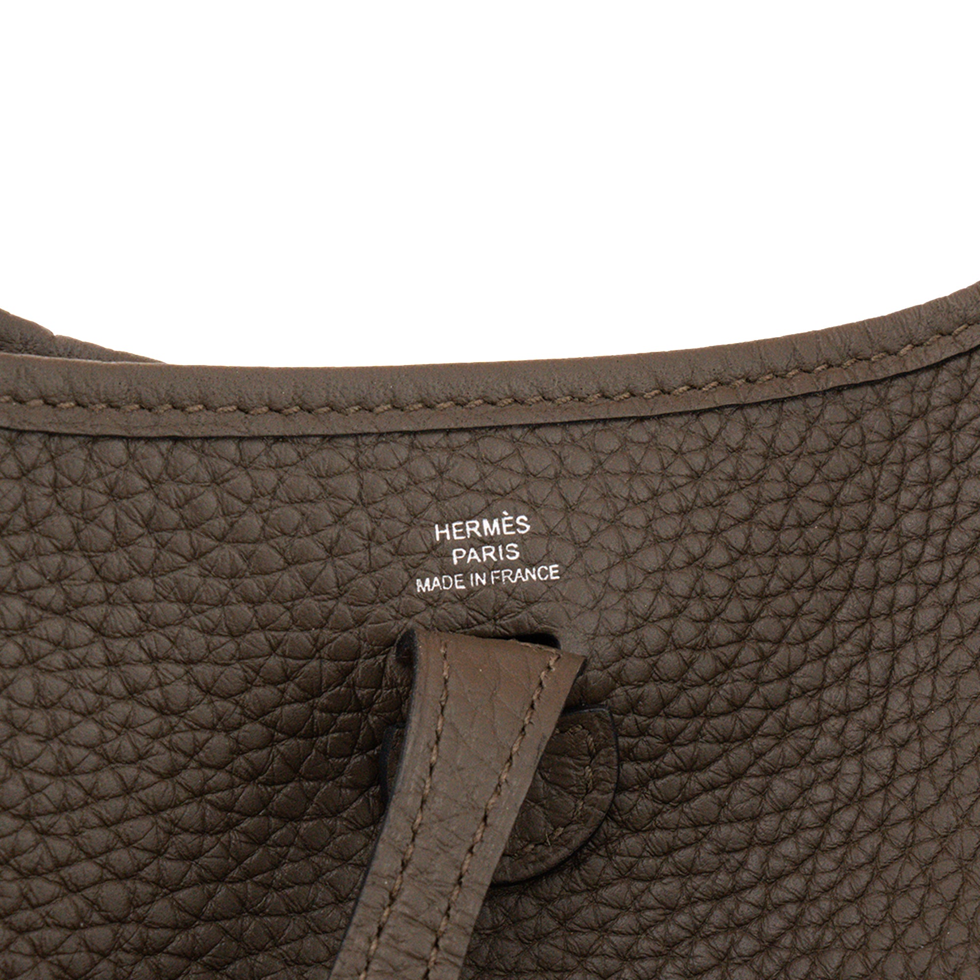 HERMÈS - Sac à bandoulière Evelyne 16 en cuir clémence kaki