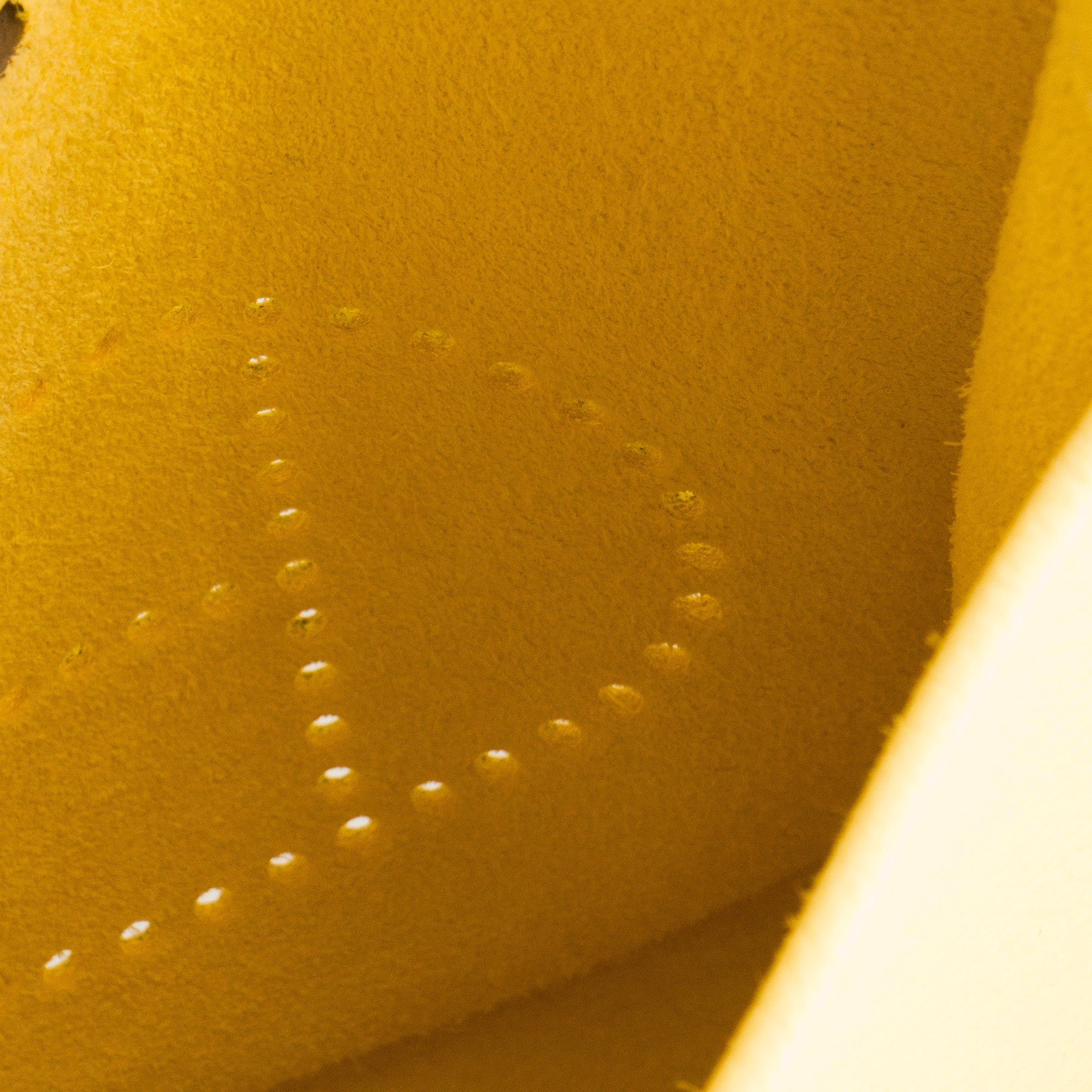 HERMÈS - Sac à bandoulière Evelyne 16 Hermès en cuir clémence jaune limoncello