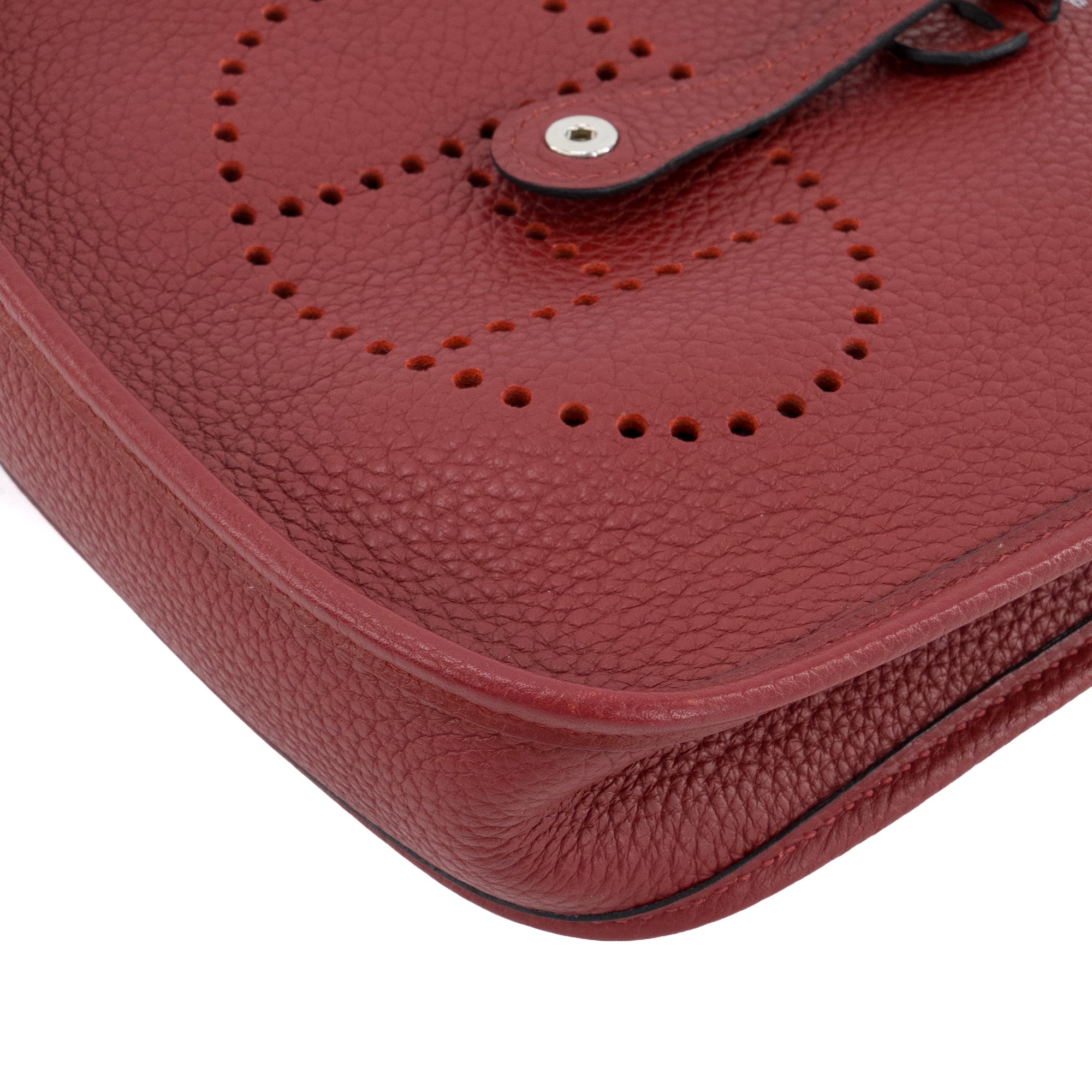 HERMÈS - Sac à bandoulière Evelyne 16 Mini Hermès en cuir clémence taurillon bordeaux