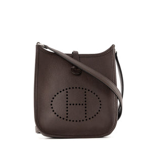 HERMÈS - Sac à bandoulière Evelyne 16 Hermès en cuir epsom ebene