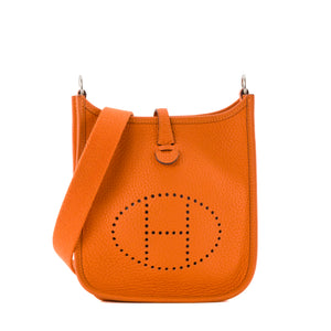 HERMÈS - Sac à bandoulière Evelyne 16 Hermès en cuir grainé orange