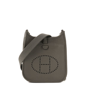 HERMÈS - Sac à bandoulière Evelyne 16 Mini Hermès en cuir clémence gris