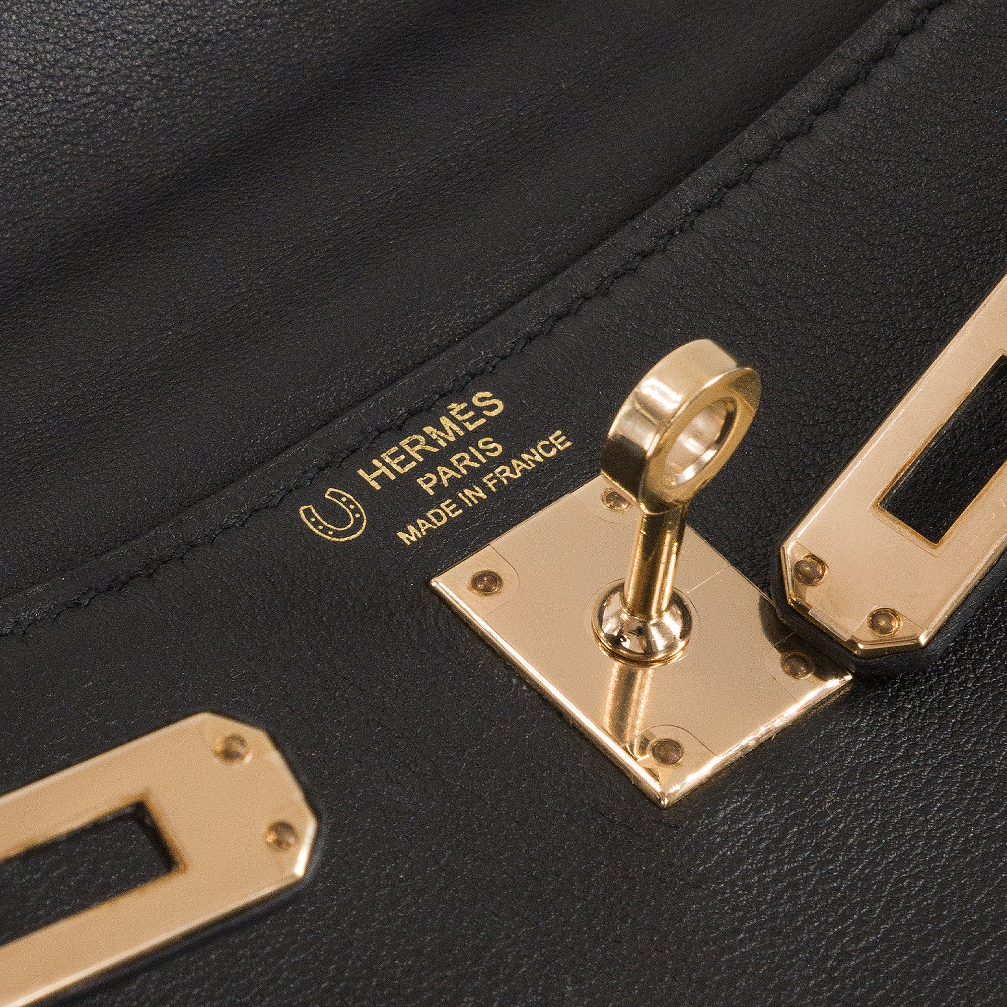 HERMÈS - Sac à bandoulière Kelly 25 Hermès en cuir de veau swift noir HSS