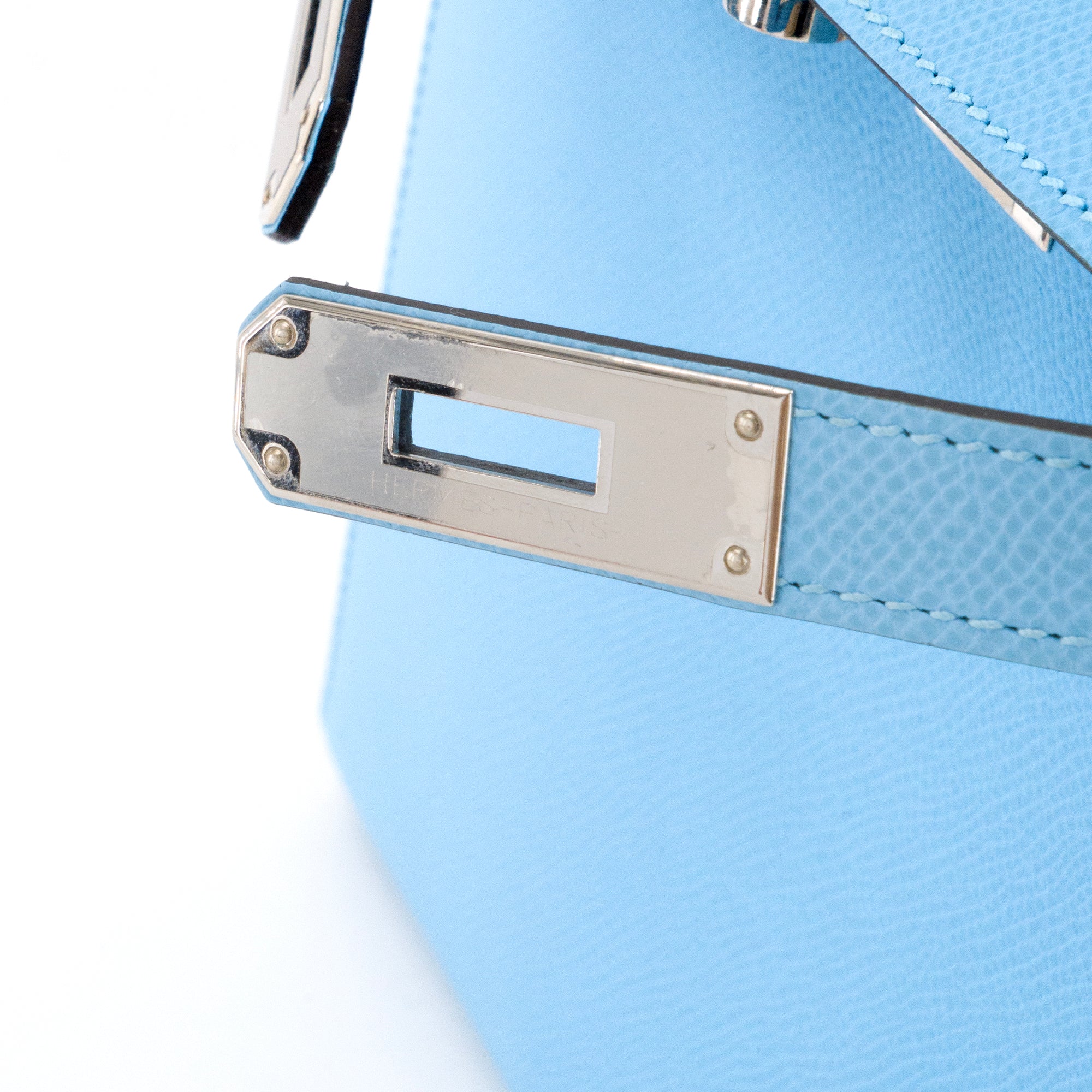 HERMÈS - Sac à bandoulière Kelly 28 Hermès en cuir epsom bleu céleste
