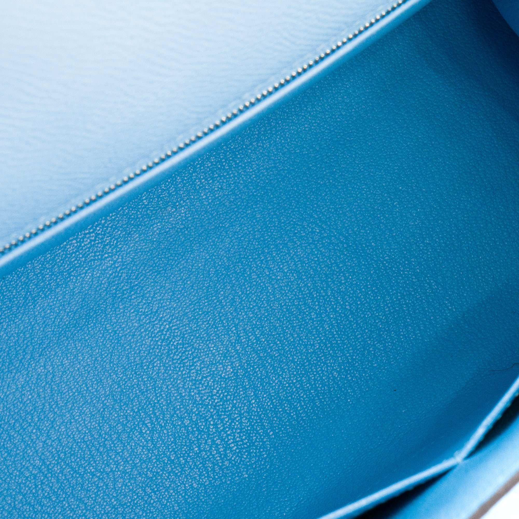 HERMÈS - Sac à bandoulière Kelly 28 Hermès en cuir epsom bleu céleste