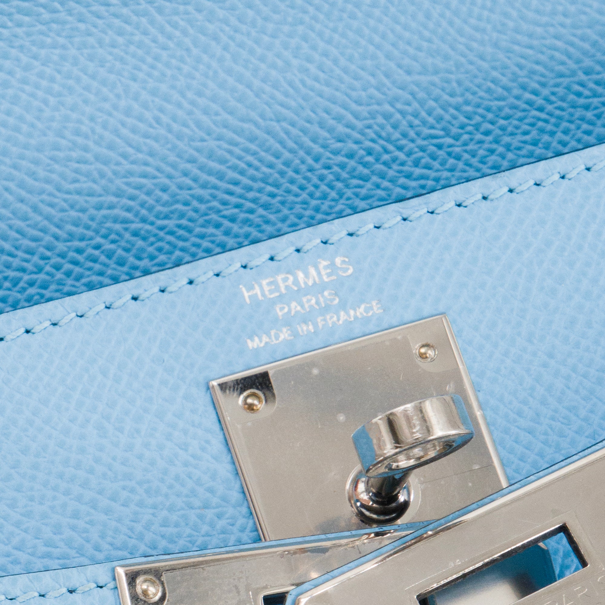 HERMÈS - Sac à bandoulière Kelly 28 Hermès en cuir epsom bleu céleste
