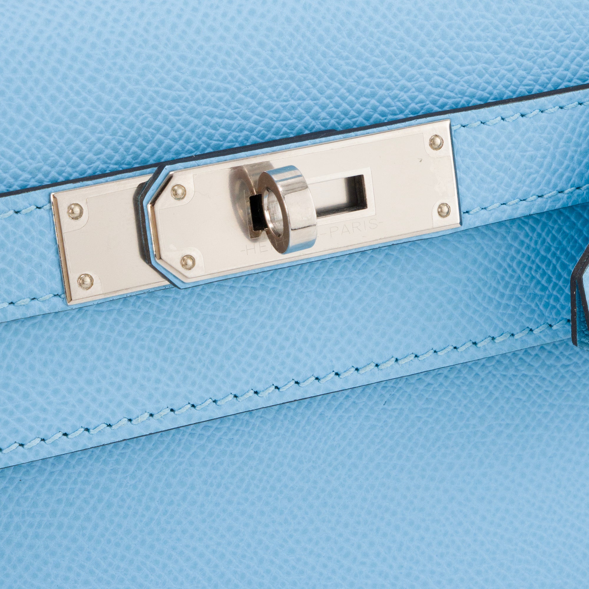 HERMÈS - Sac à bandoulière Kelly 28 Hermès en cuir epsom bleu céleste