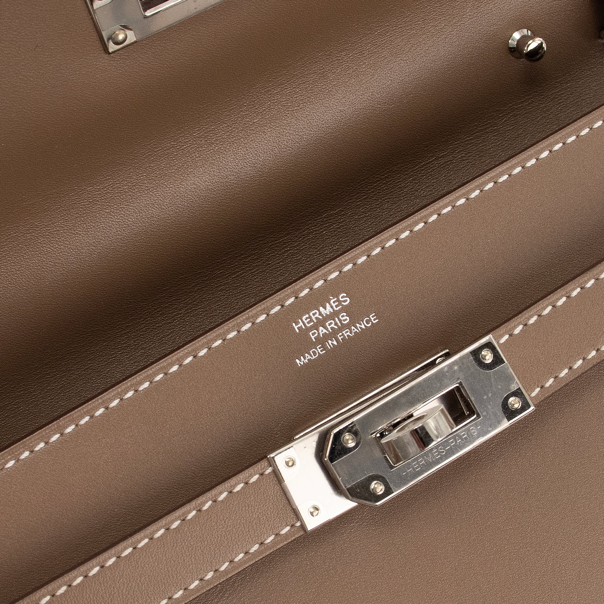 HERMÈS - Sac à bandoulière Kelly To Go Hermès en cuir tadelakt étoupe