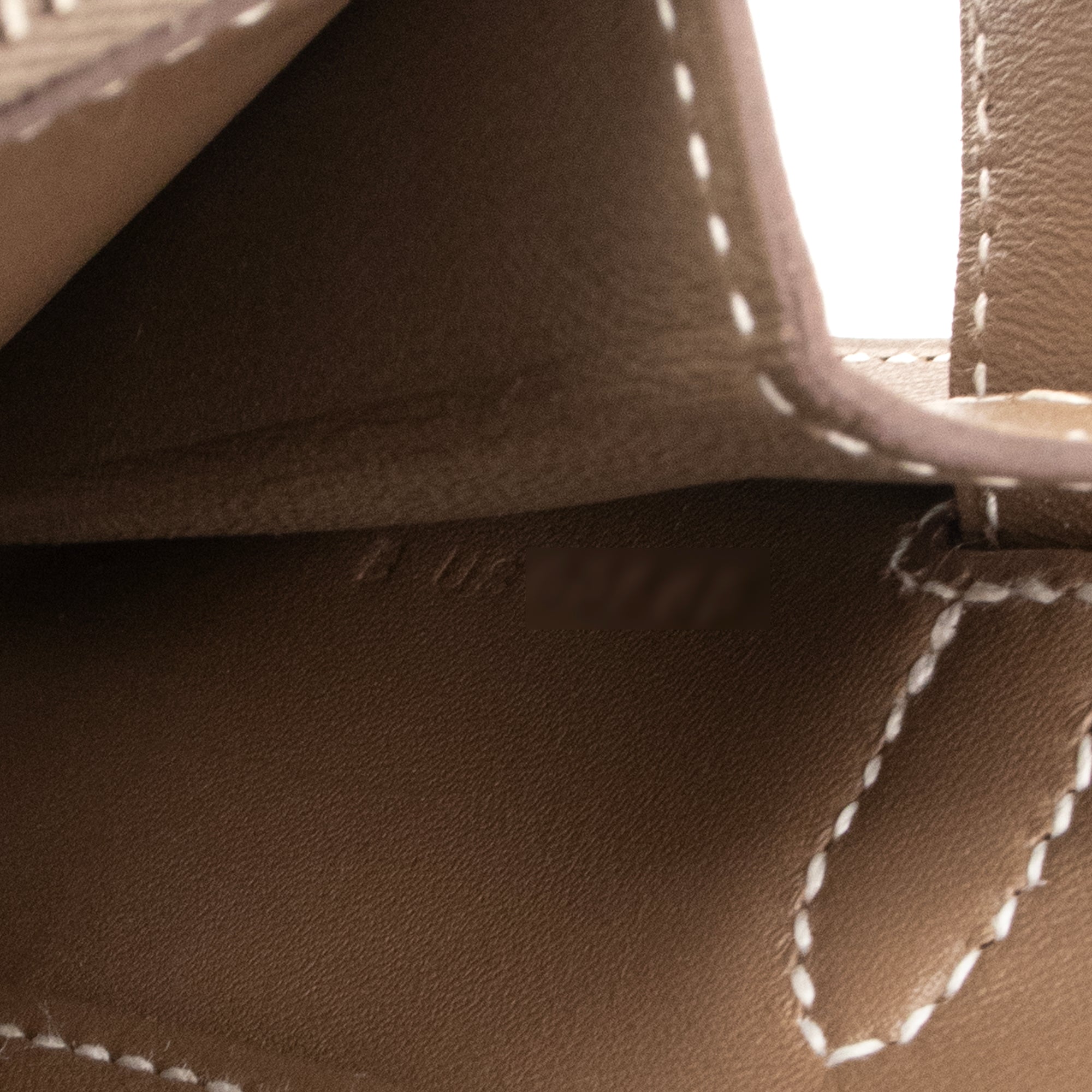HERMÈS - Sac à bandoulière Kelly To Go Hermès en cuir tadelakt étoupe