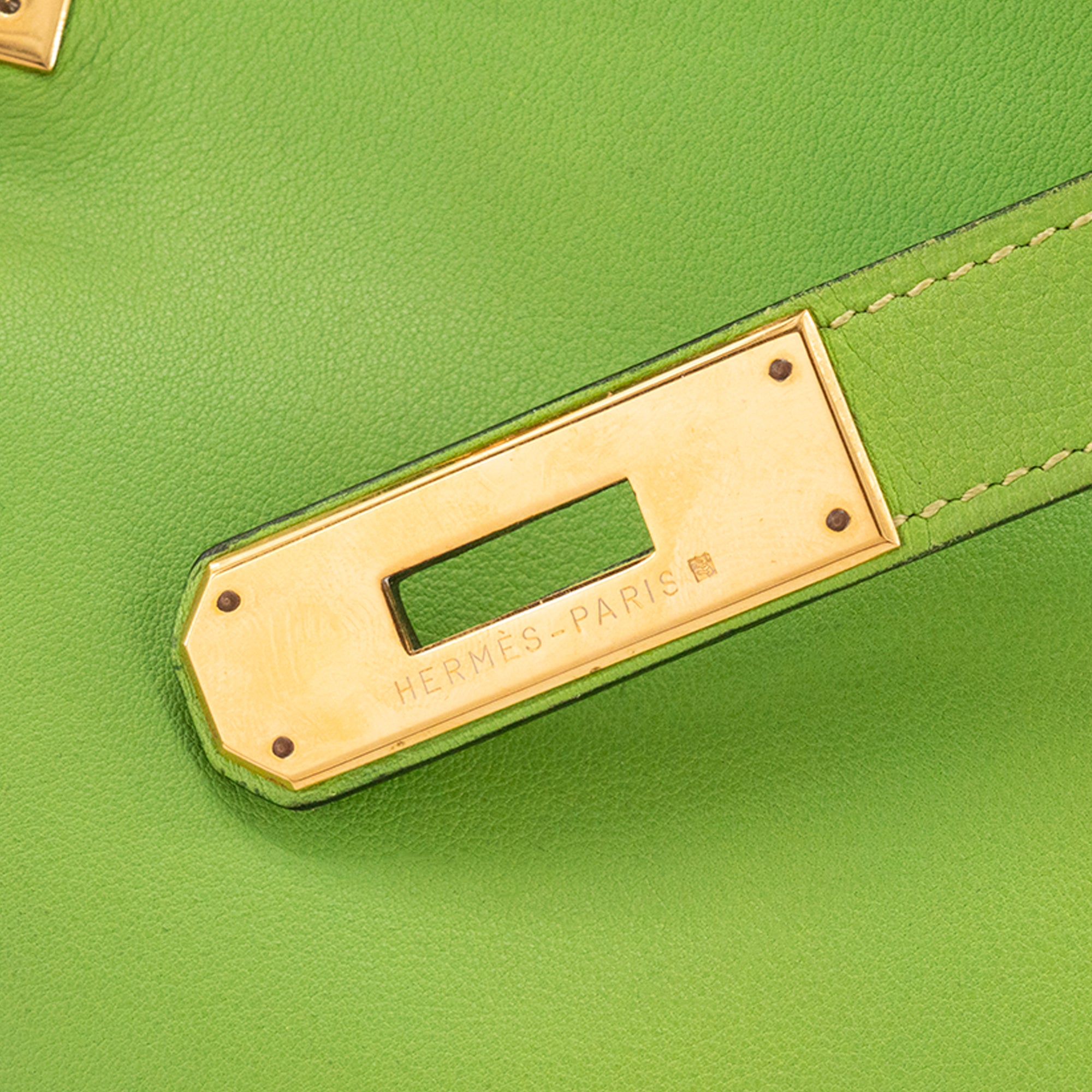 HERMÈS - Sac à épaule Kelly 35 Hermès en cuir lisse swift vert