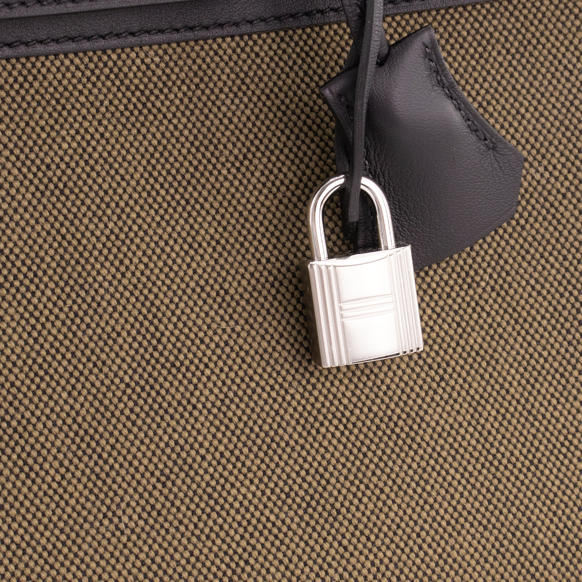 HERMÈS - Sac à main Birkin 30 Hermès en toile vert militaire et cuir noir