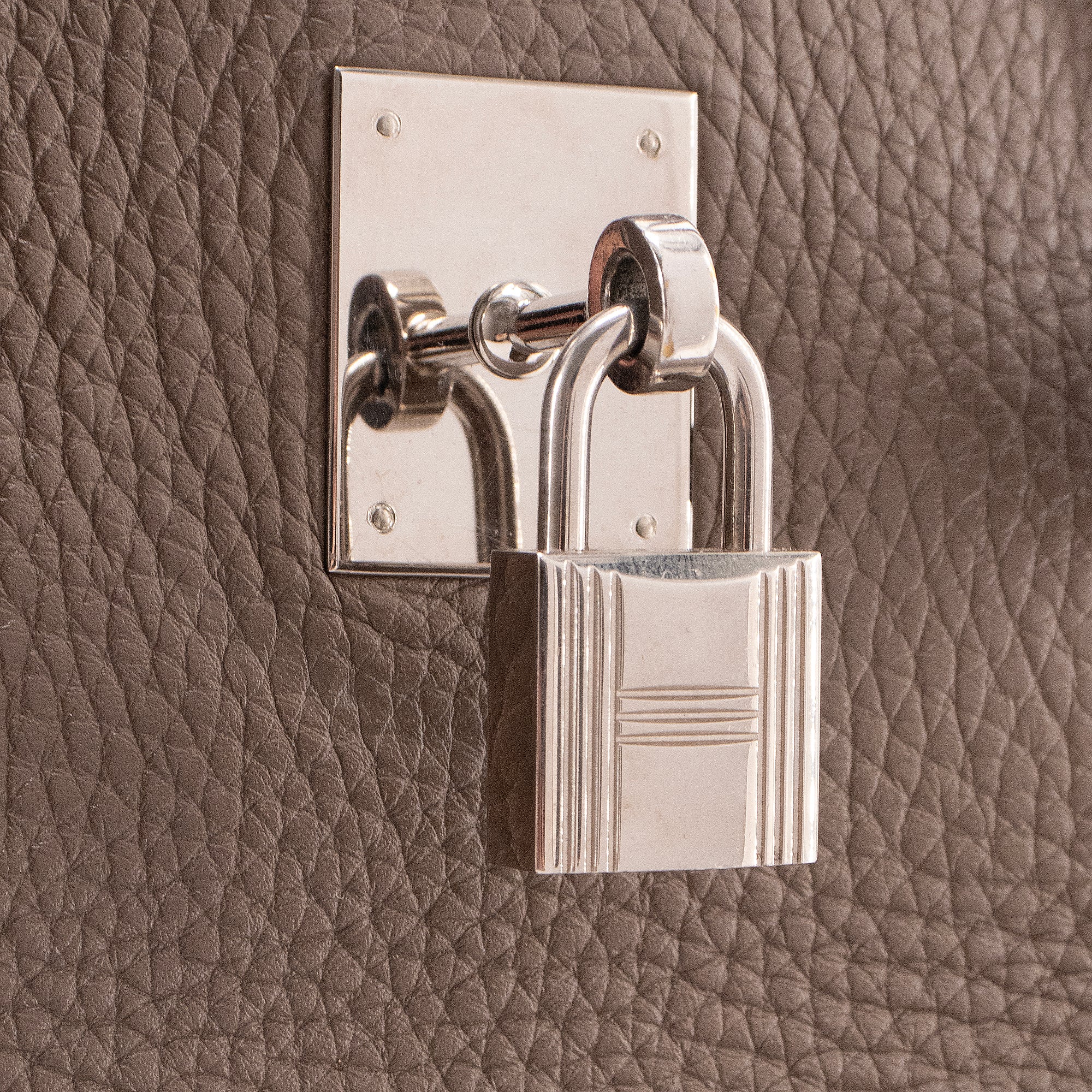 HERMÈS - Sac à main Birkin 40 Hermès en cuir taurillon clémence étoupe