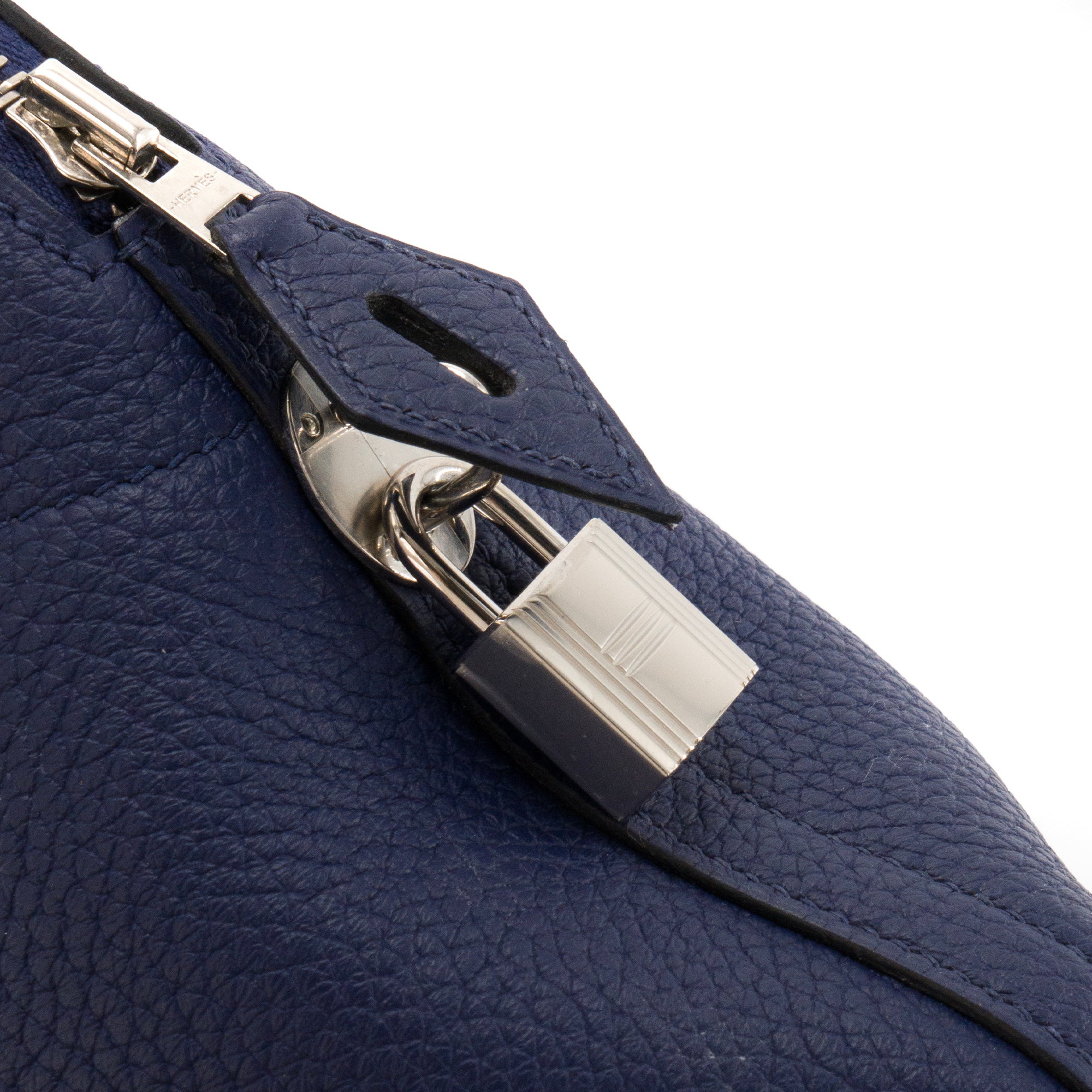 HERMÈS - Sac à main Bolide 31 Hermès en cuir taurillon clémence bleu encre