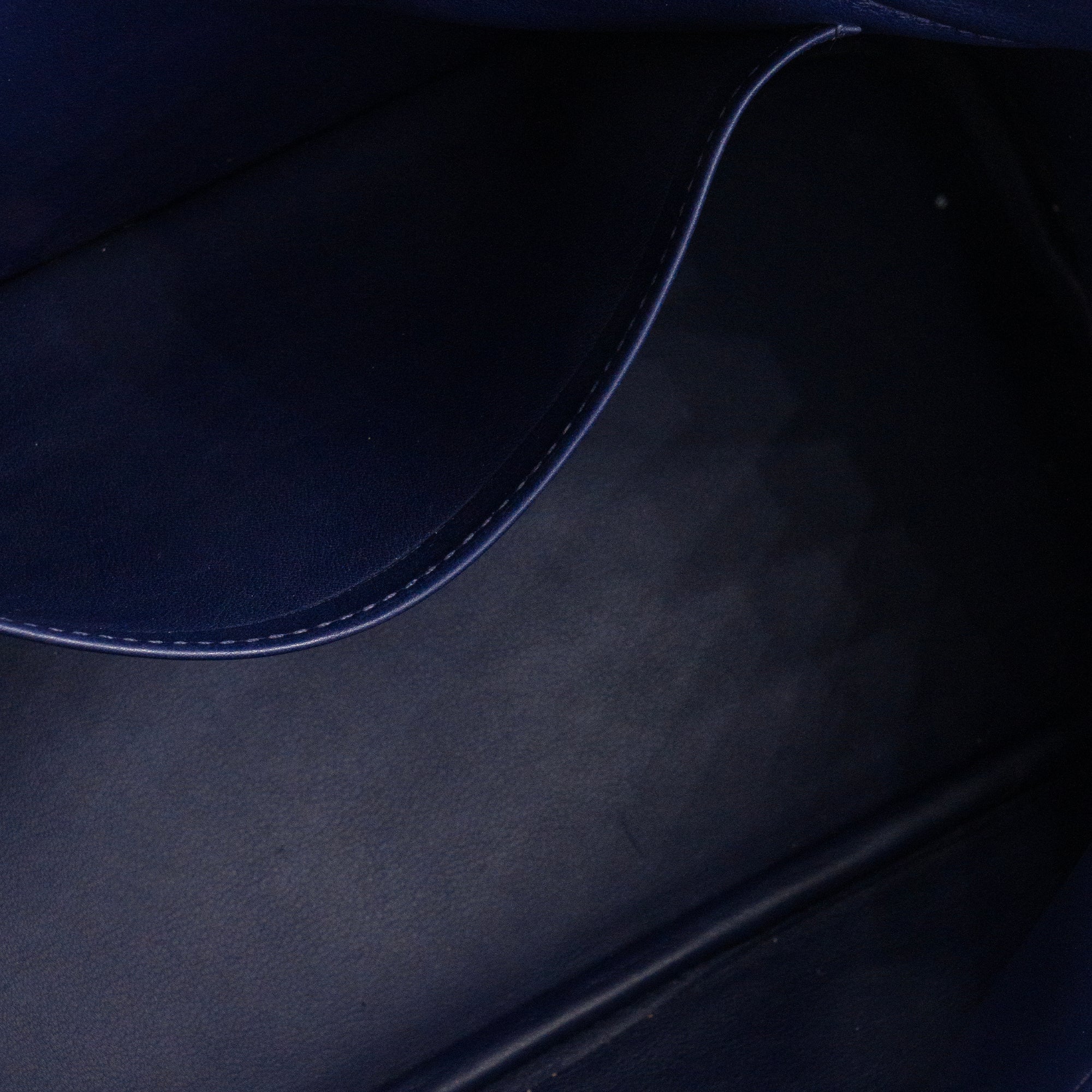 HERMÈS - Sac à main Bolide 31 Hermès en cuir taurillon clémence bleu encre