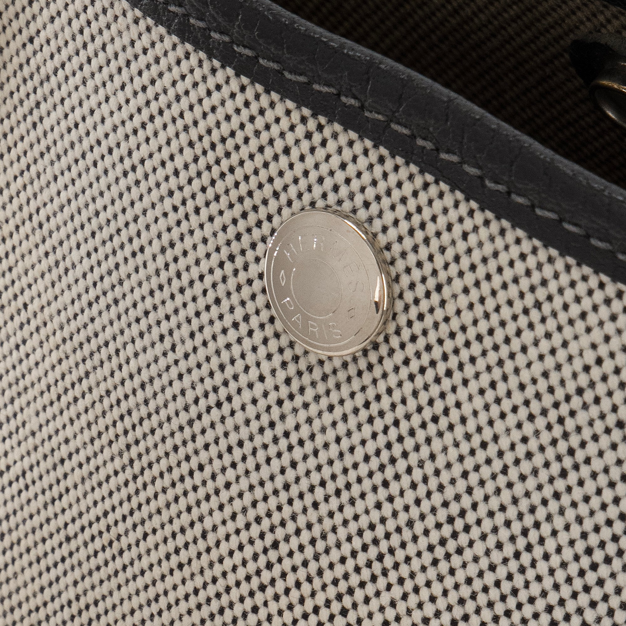 HERMÈS - Sac à main Garden Party Hermès en toile grise et cuir noir