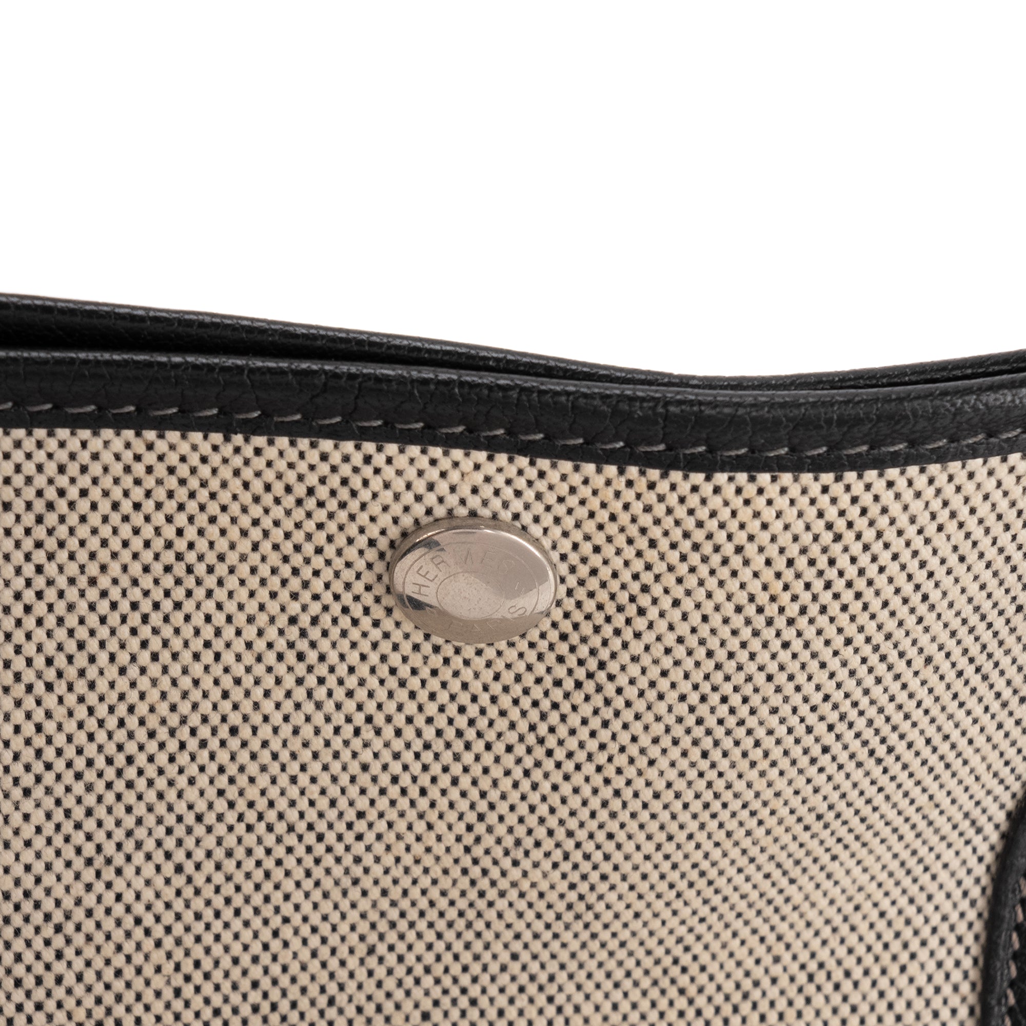 HERMÈS - Sac à main Garden Party Hermès en toile crème et cuir noir