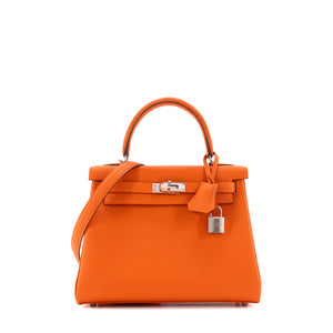 HERMÈS - Sac à main Kelly 25 Hermès en cuir togo orange feu