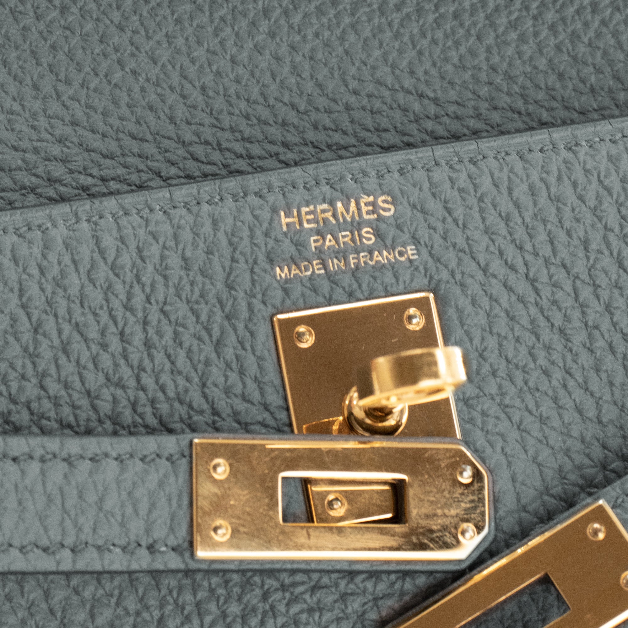 HERMÈS - Sac à bandoulière Kelly 25 Hermès en cuir togo vert amande