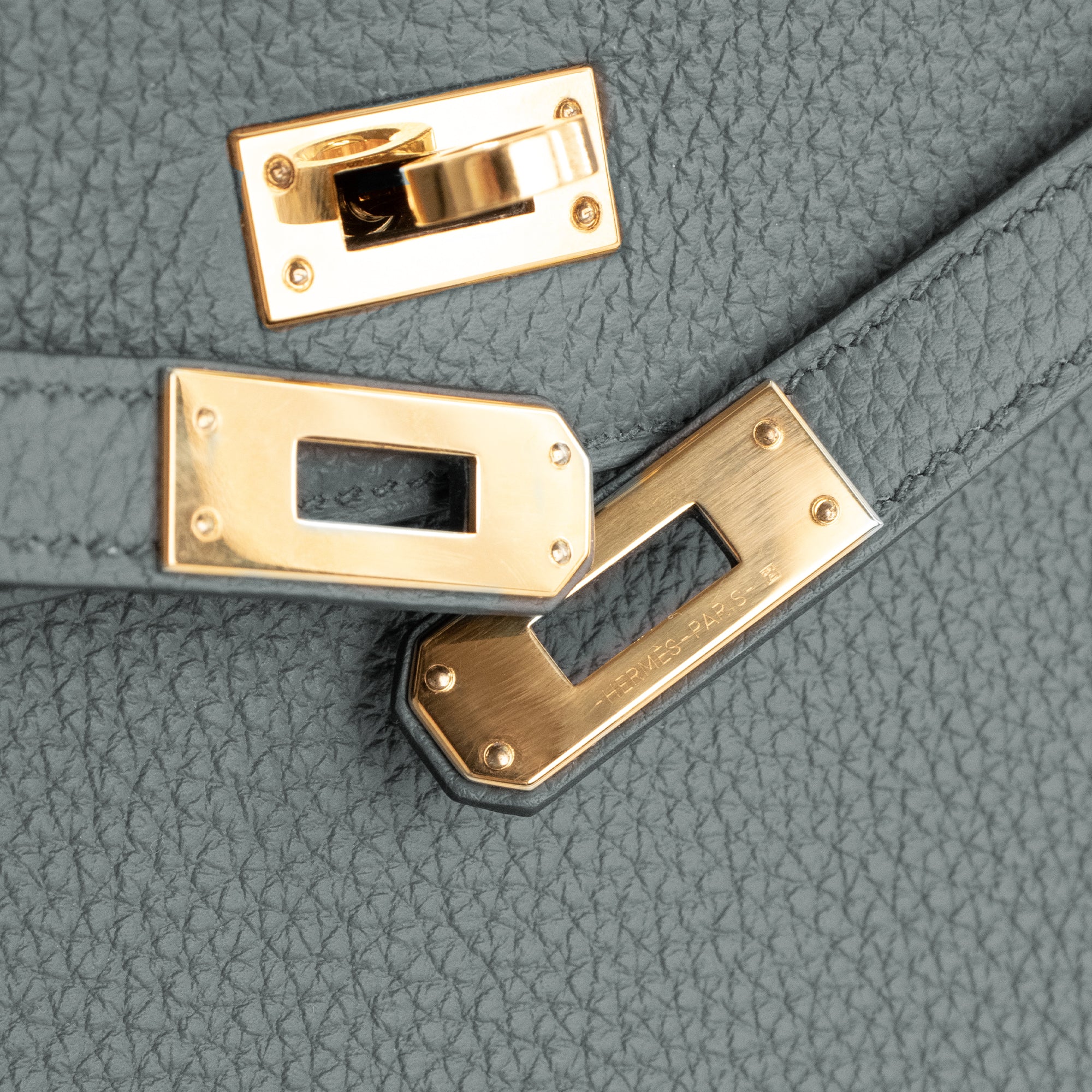 HERMÈS - Sac à bandoulière Kelly 25 Hermès en cuir togo vert amande