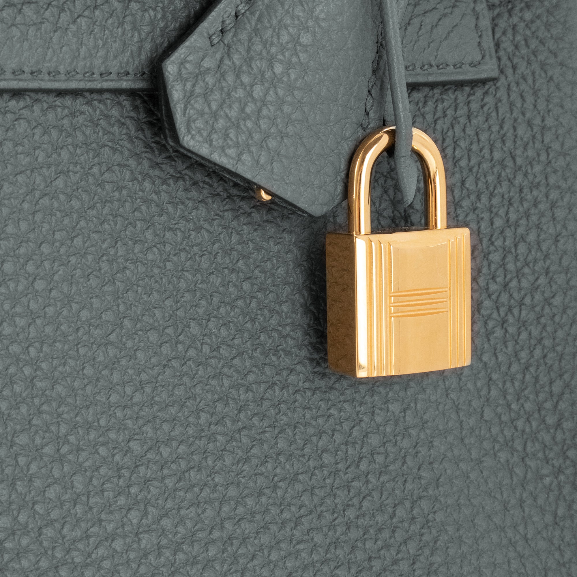 HERMÈS - Sac à bandoulière Kelly 25 Hermès en cuir togo vert amande