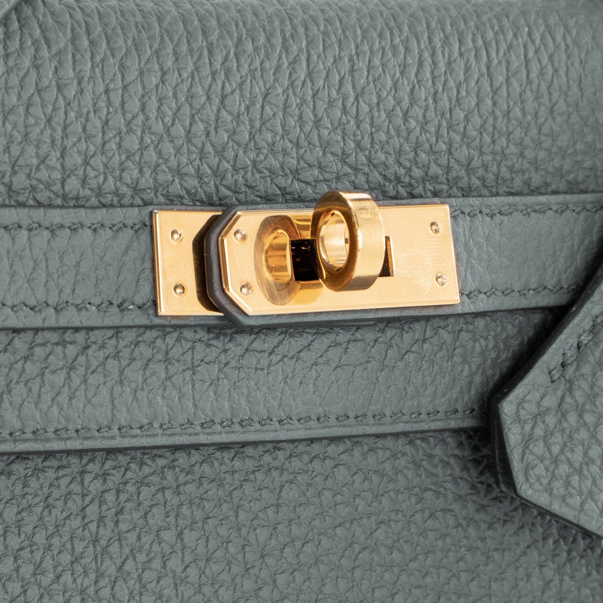 HERMÈS - Sac à bandoulière Kelly 25 Hermès en cuir togo vert amande