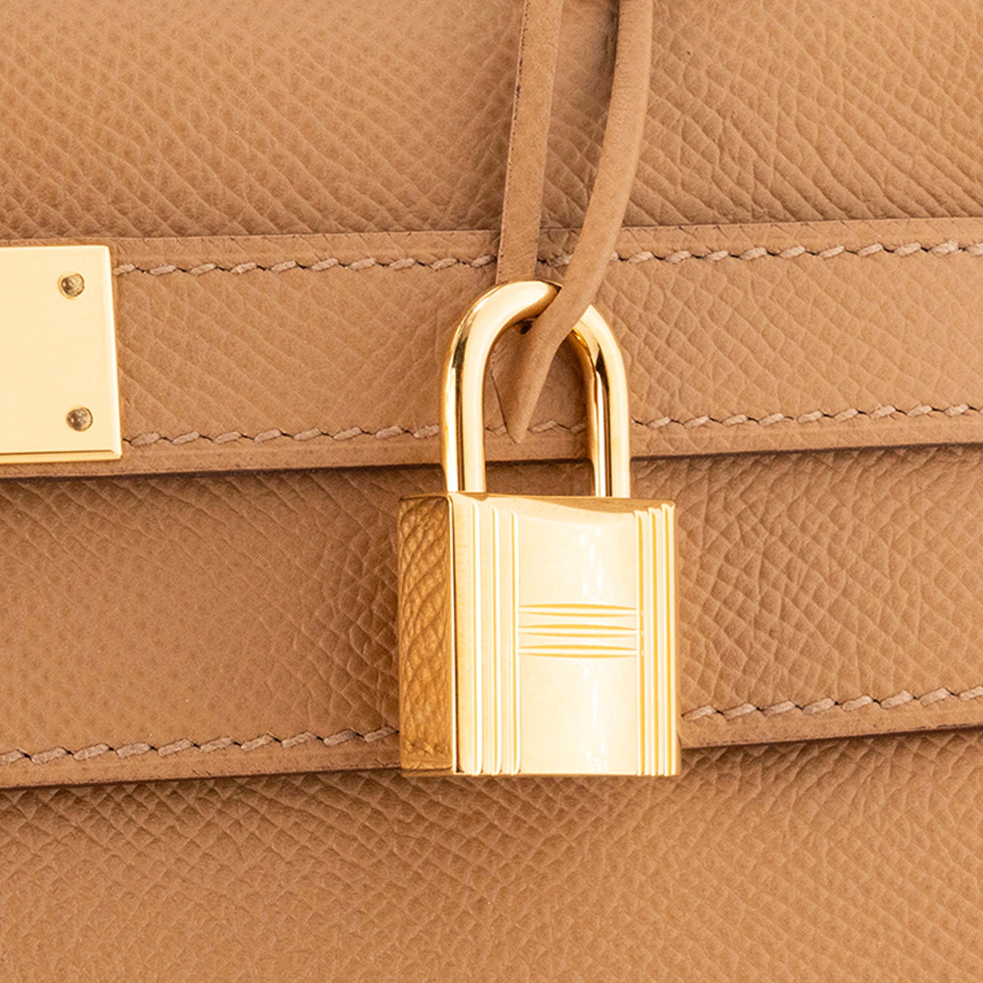 HERMÈS - Sac à main Kelly 28 Hermès en cuir epsom biscuit sellier