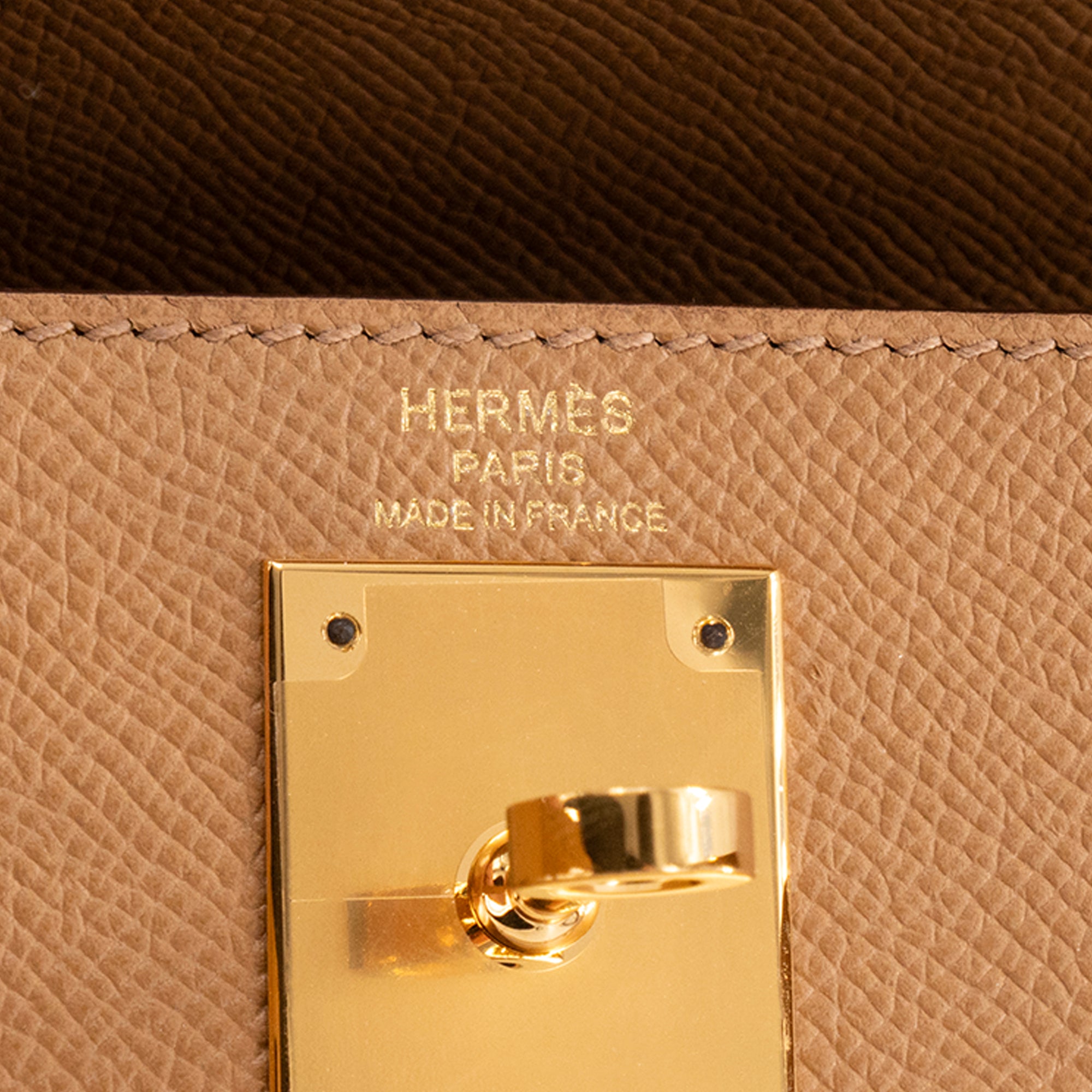 HERMÈS - Sac à main Kelly 28 Hermès en cuir epsom biscuit sellier
