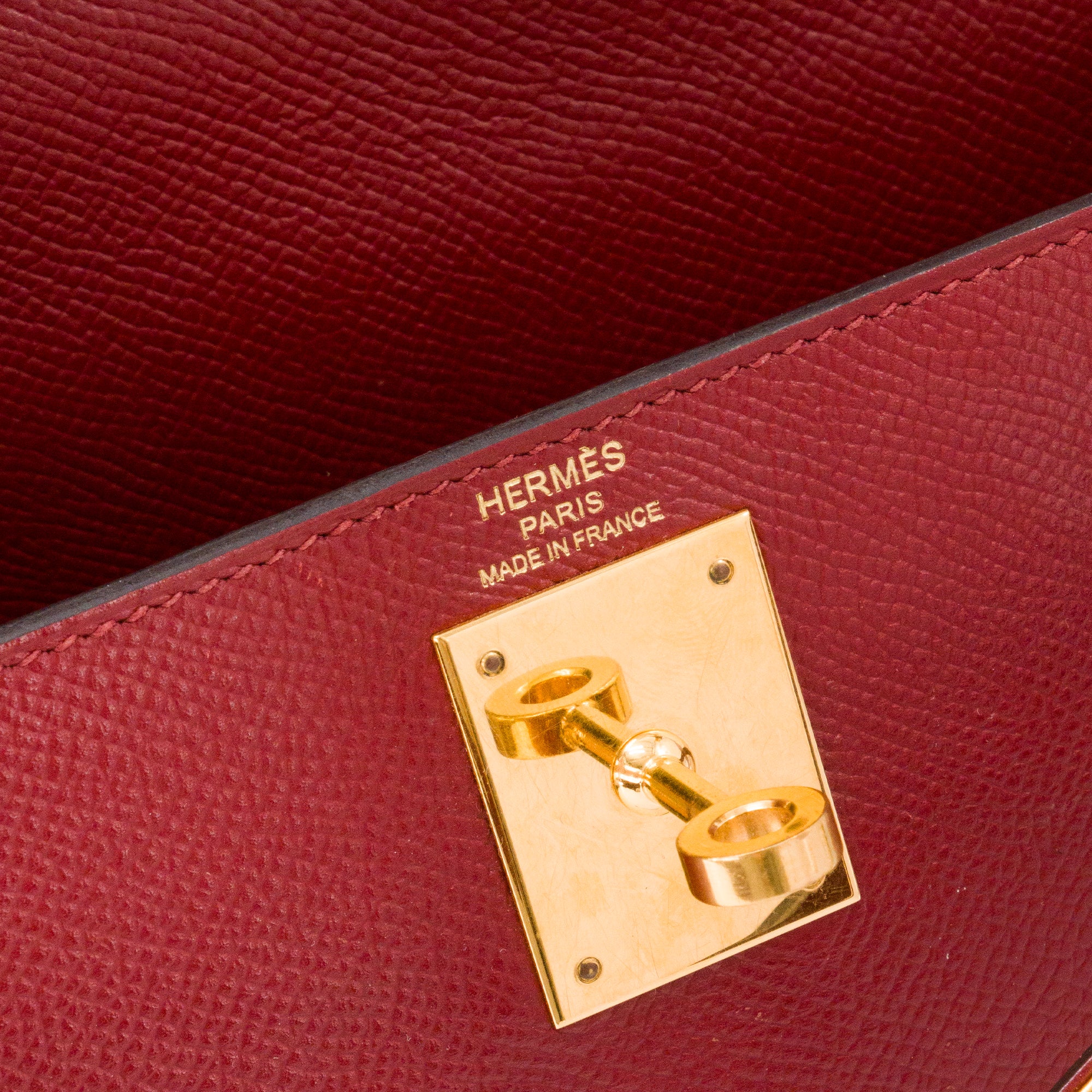HERMÈS - Sac à bandoulière Kelly 28 Hermès en cuir epsom rouge grenat