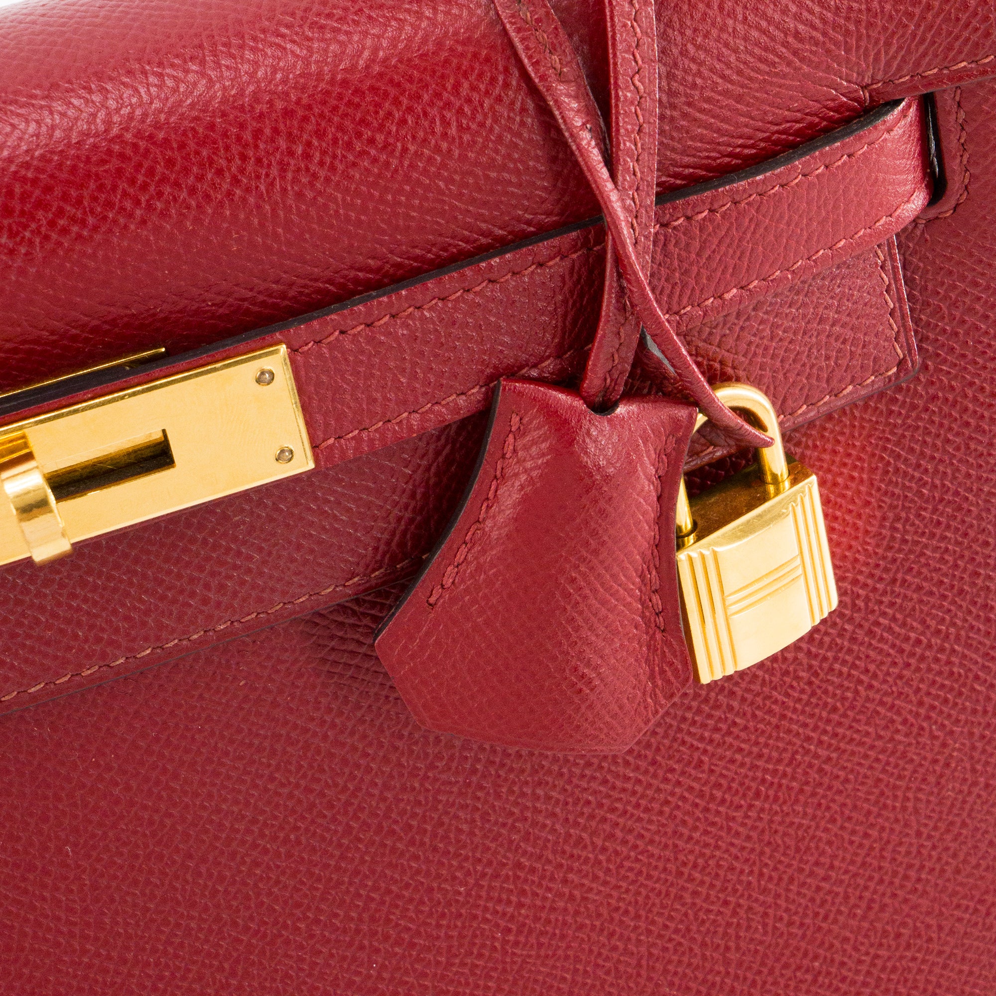 HERMÈS - Sac à bandoulière Kelly 28 Hermès en cuir epsom rouge grenat