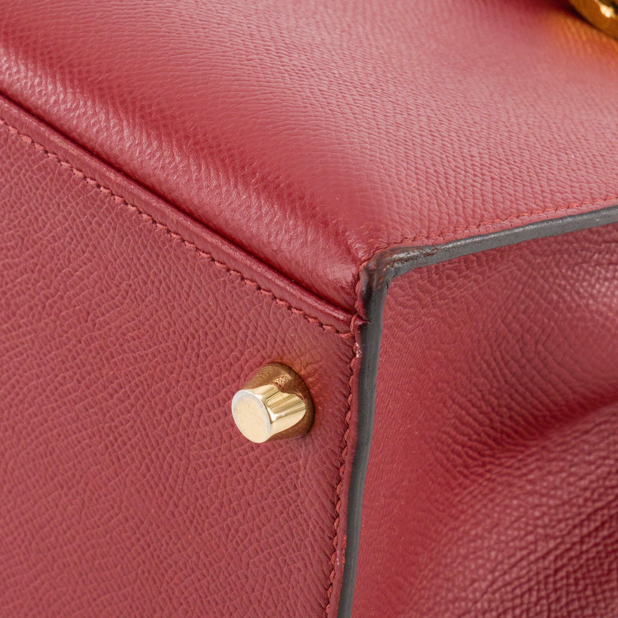 HERMÈS - Sac à bandoulière Kelly 28 Hermès en cuir epsom rouge grenat