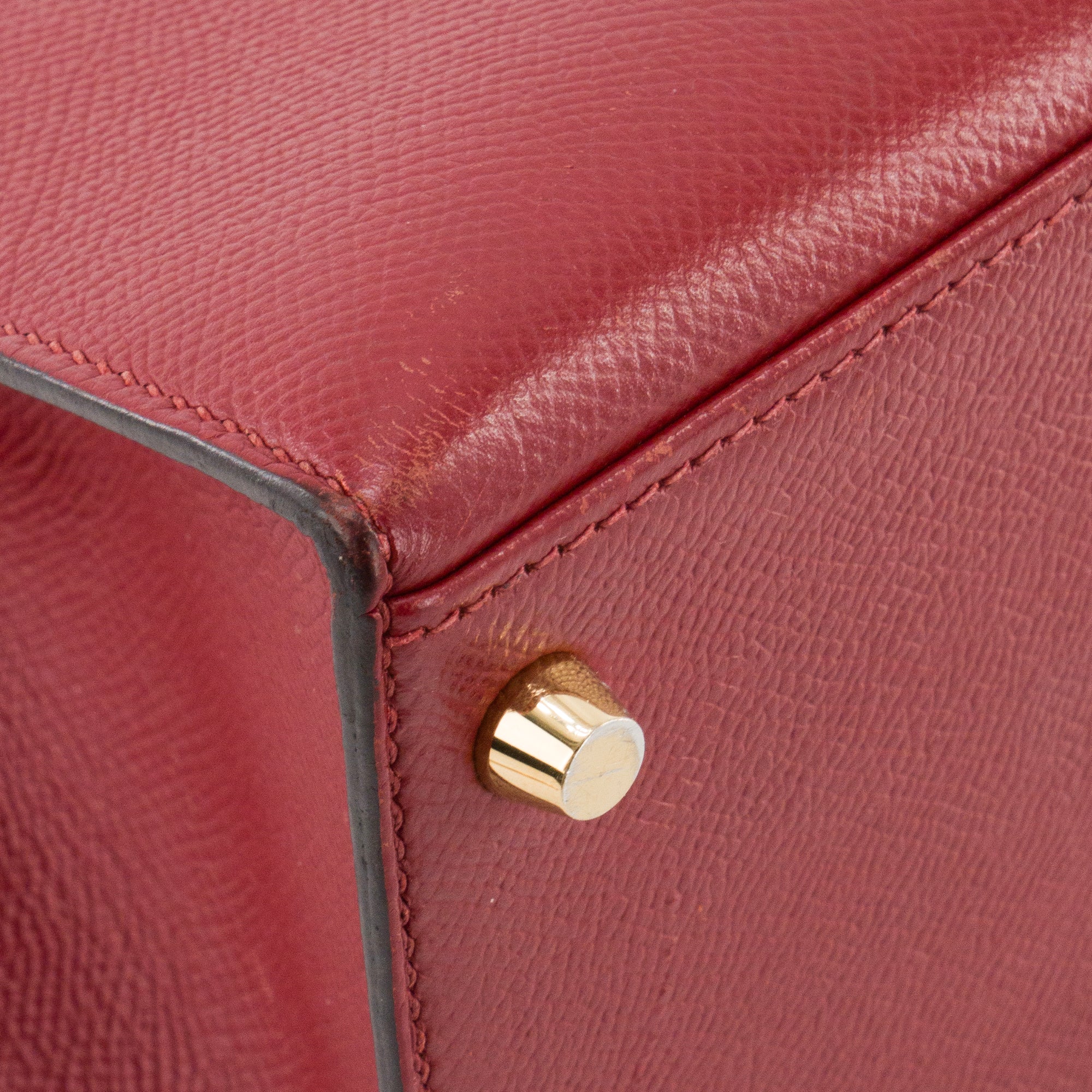 HERMÈS - Sac à bandoulière Kelly 28 Hermès en cuir epsom rouge grenat