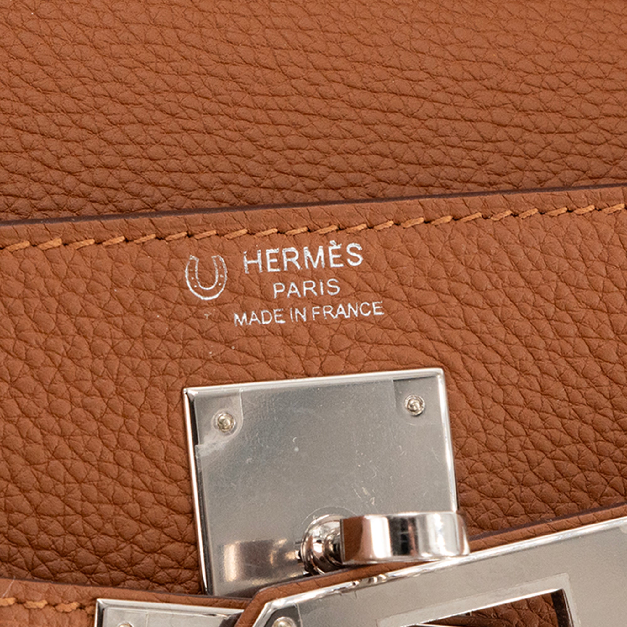 HERMÈS - Sac à main Kelly 28 Hermès en cuir togo gold HSS
