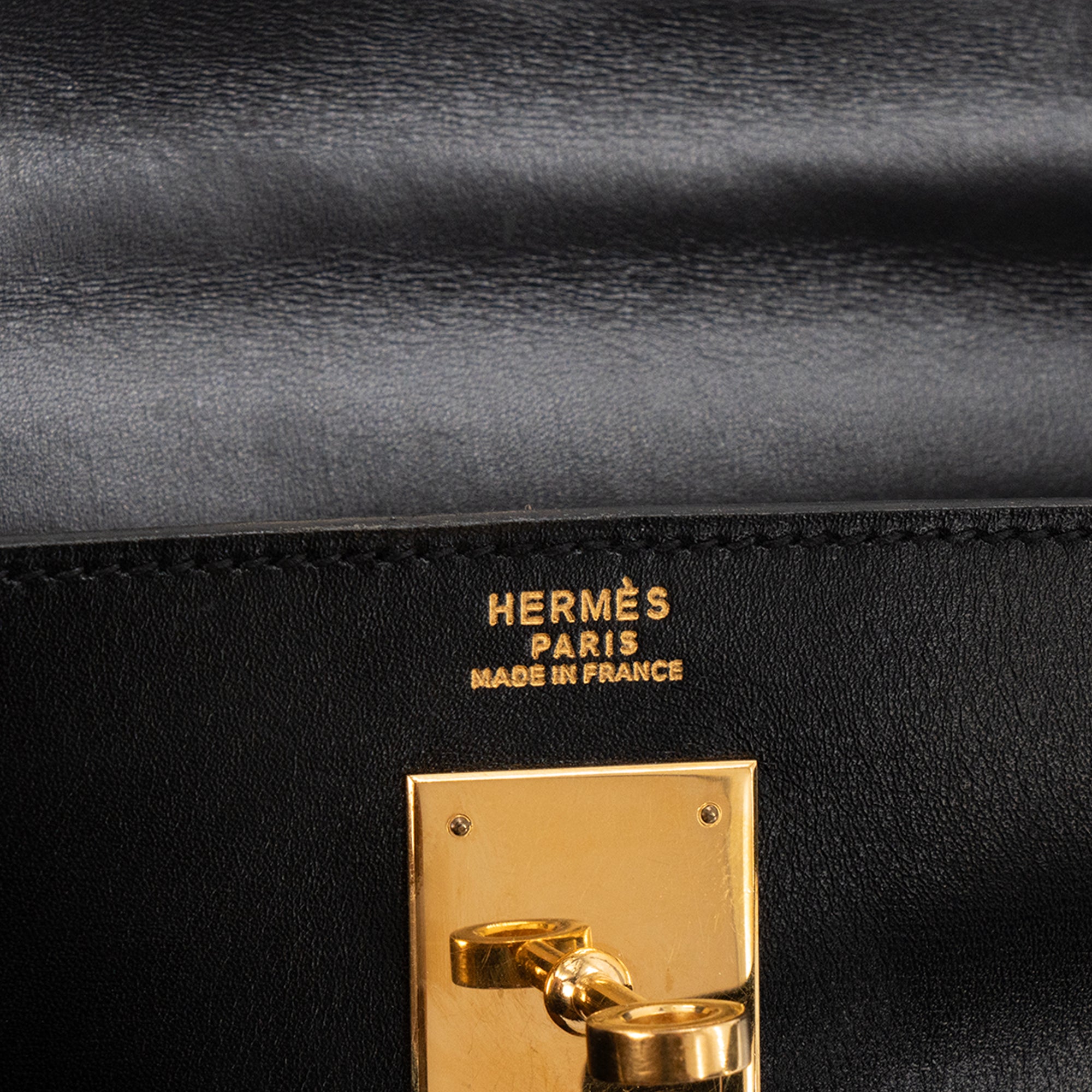 HERMÈS - Sac à main Kelly 32 Hermès en cuir box noir vintage