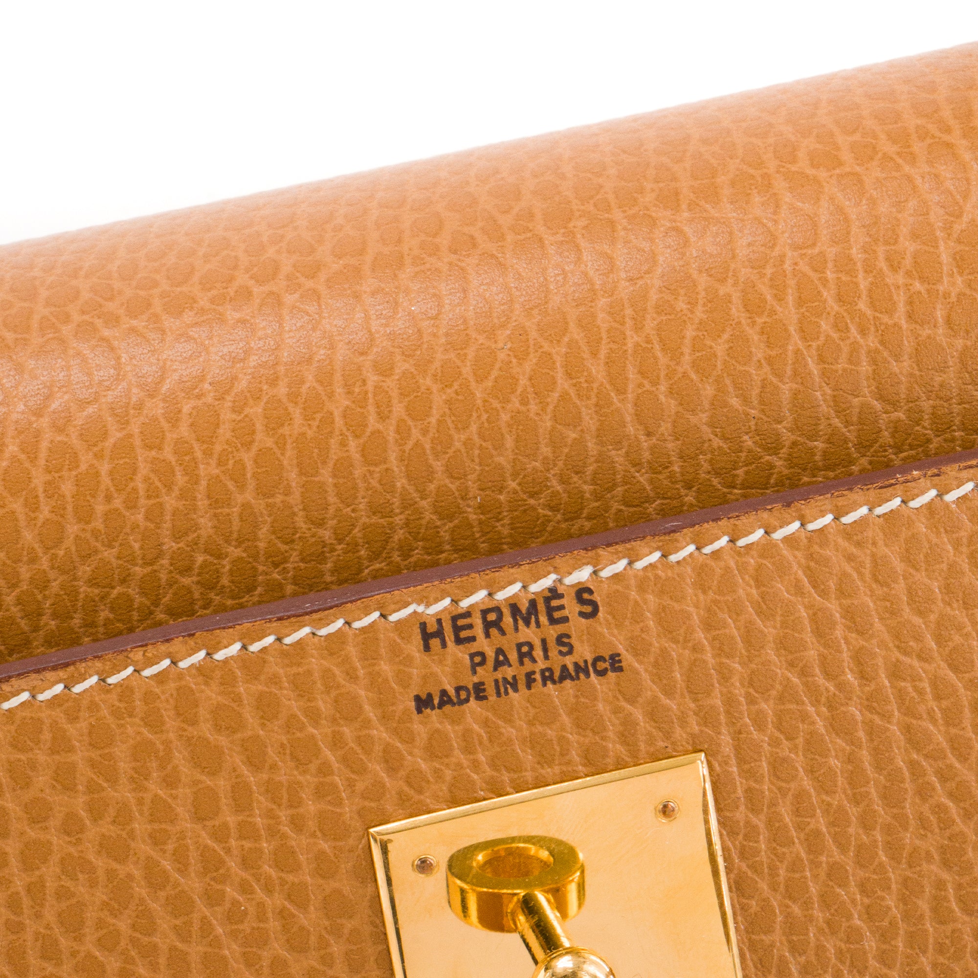 HERMÈS - Sac à main Kelly 32 Hermès en cuir ardennes marron gold vintage