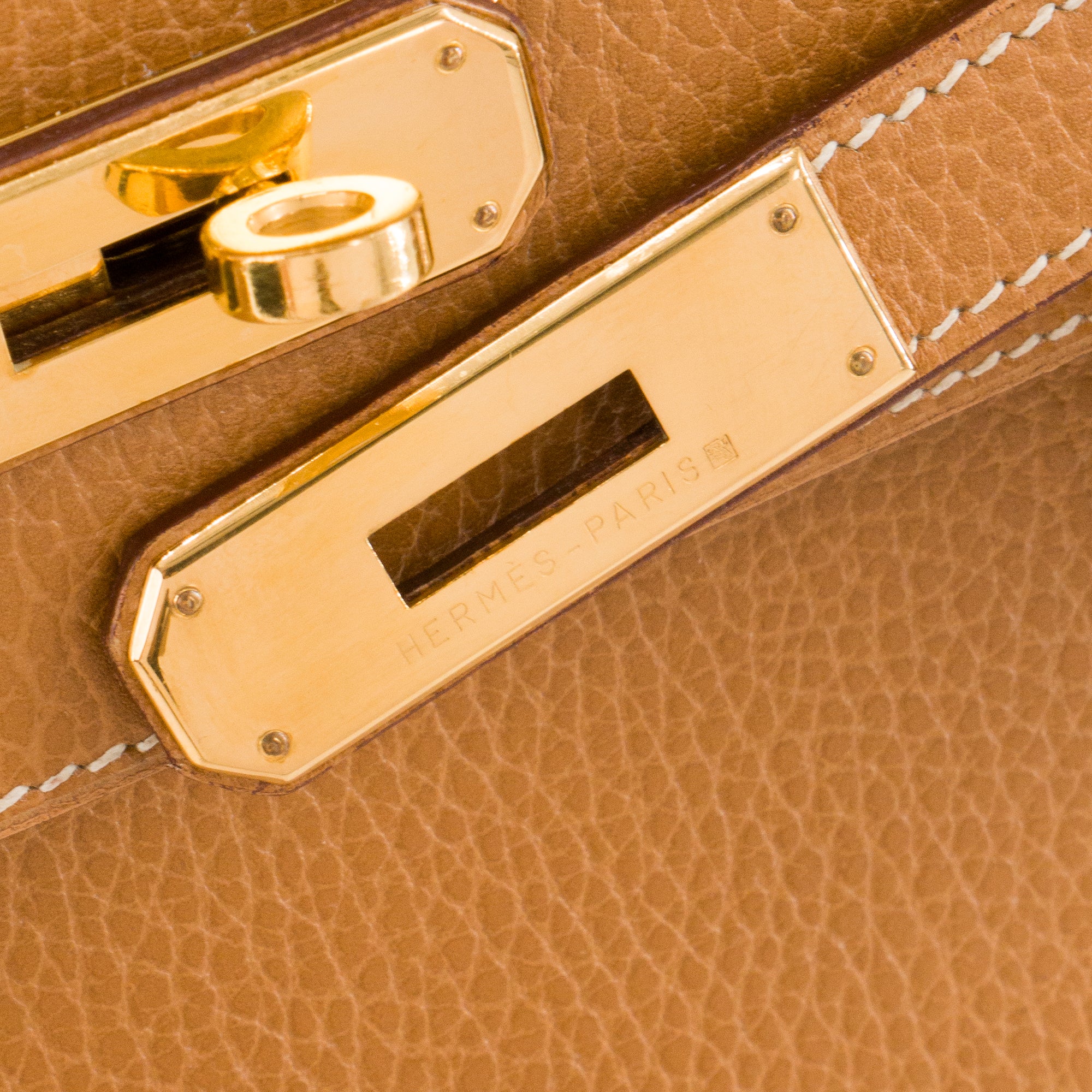 HERMÈS - Sac à main Kelly 32 Hermès en cuir ardennes marron gold vintage