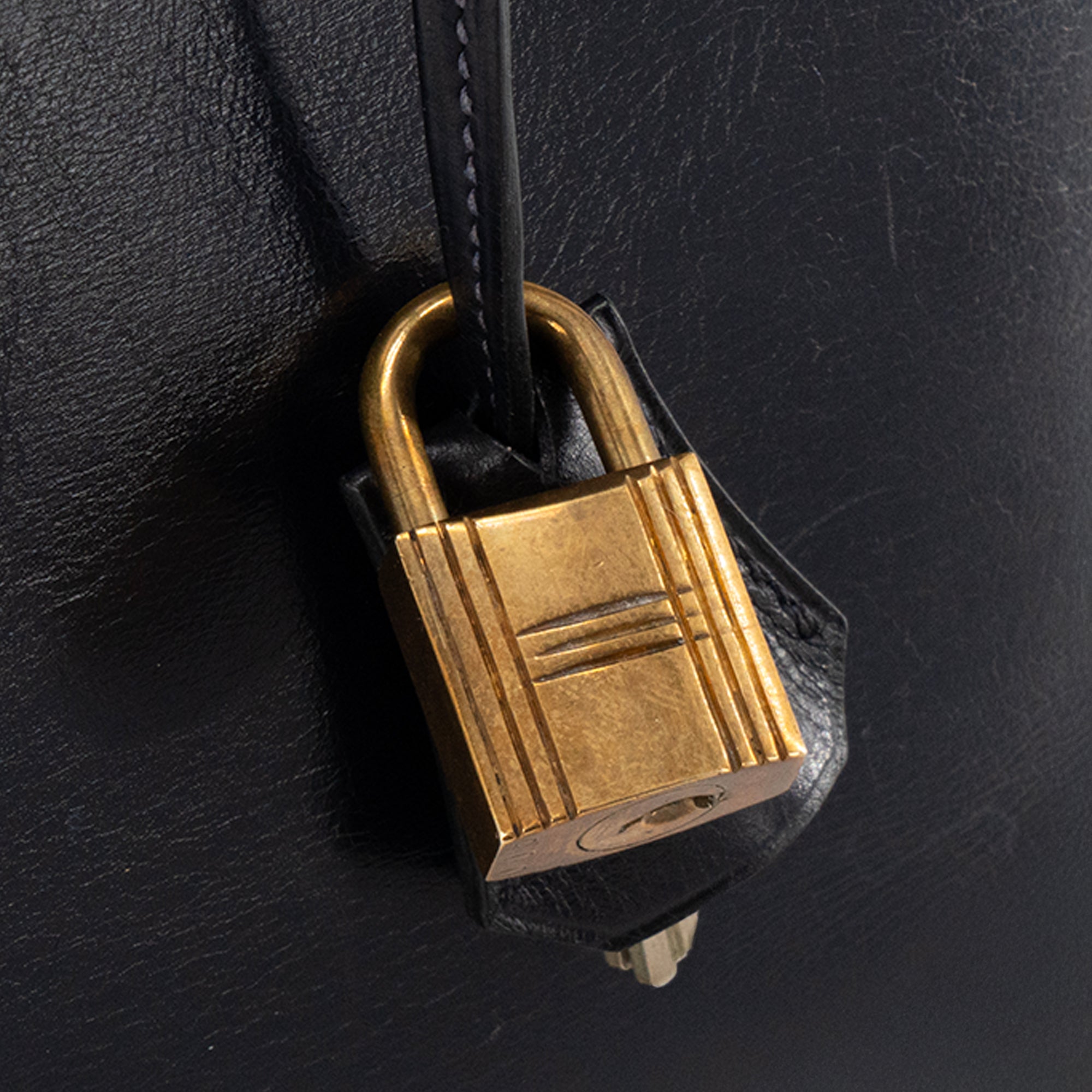 HERMÈS - Sac à main Kelly 32 Hermès en cuir box bleu marine vintage