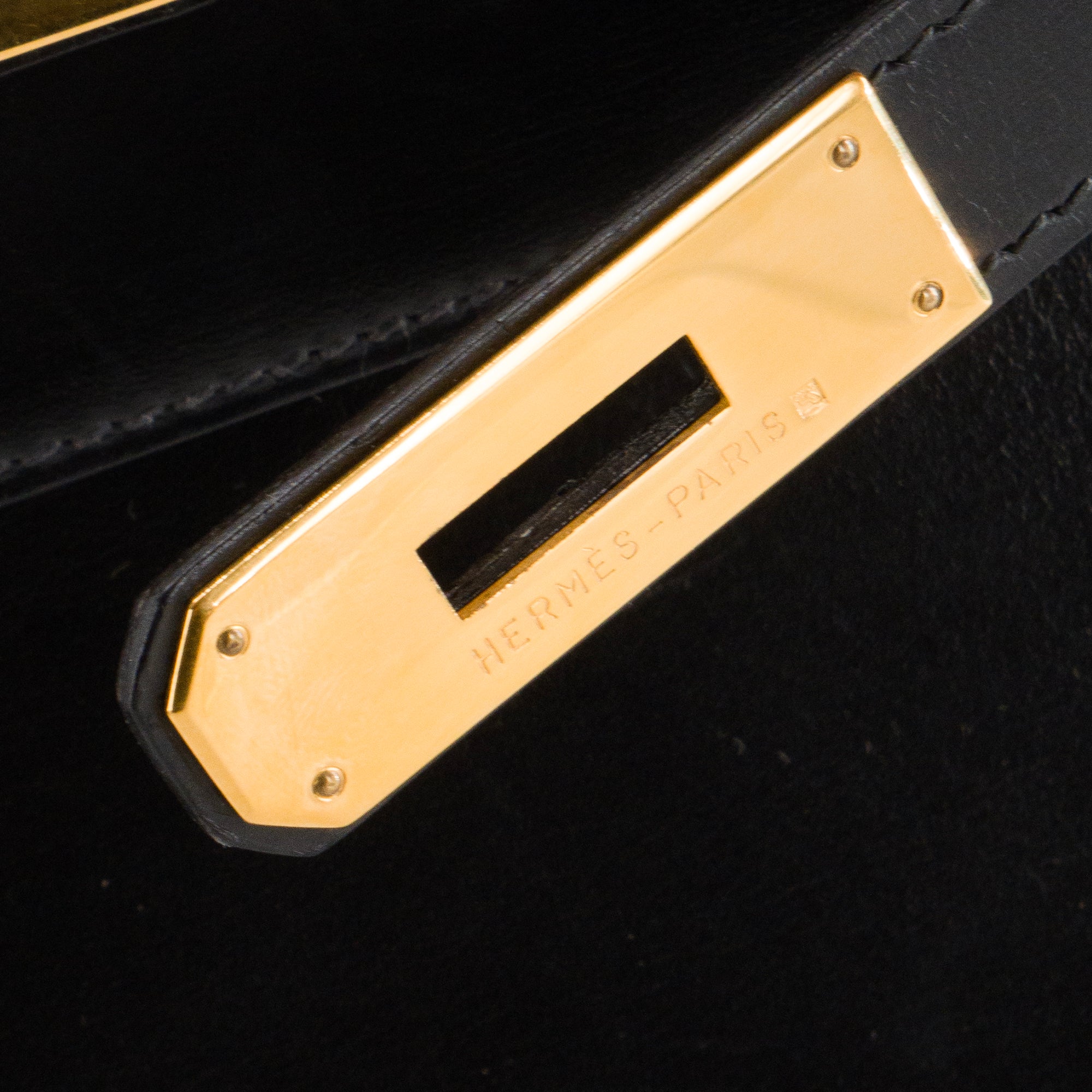 HERMÈS - Sac à main Kelly 32 Hermès en cuir box noir vintage
