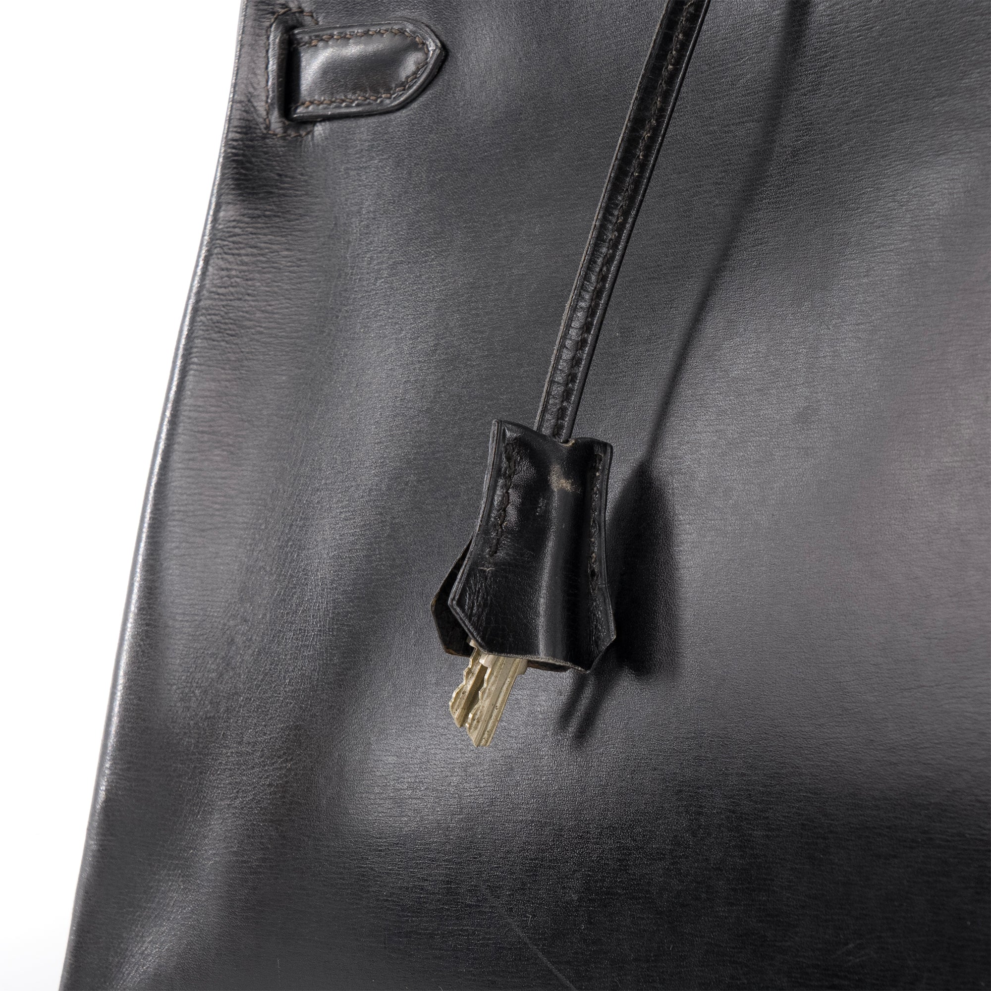 HERMÈS - Sac à main Kelly 32 Hermès en cuir box noir vintage