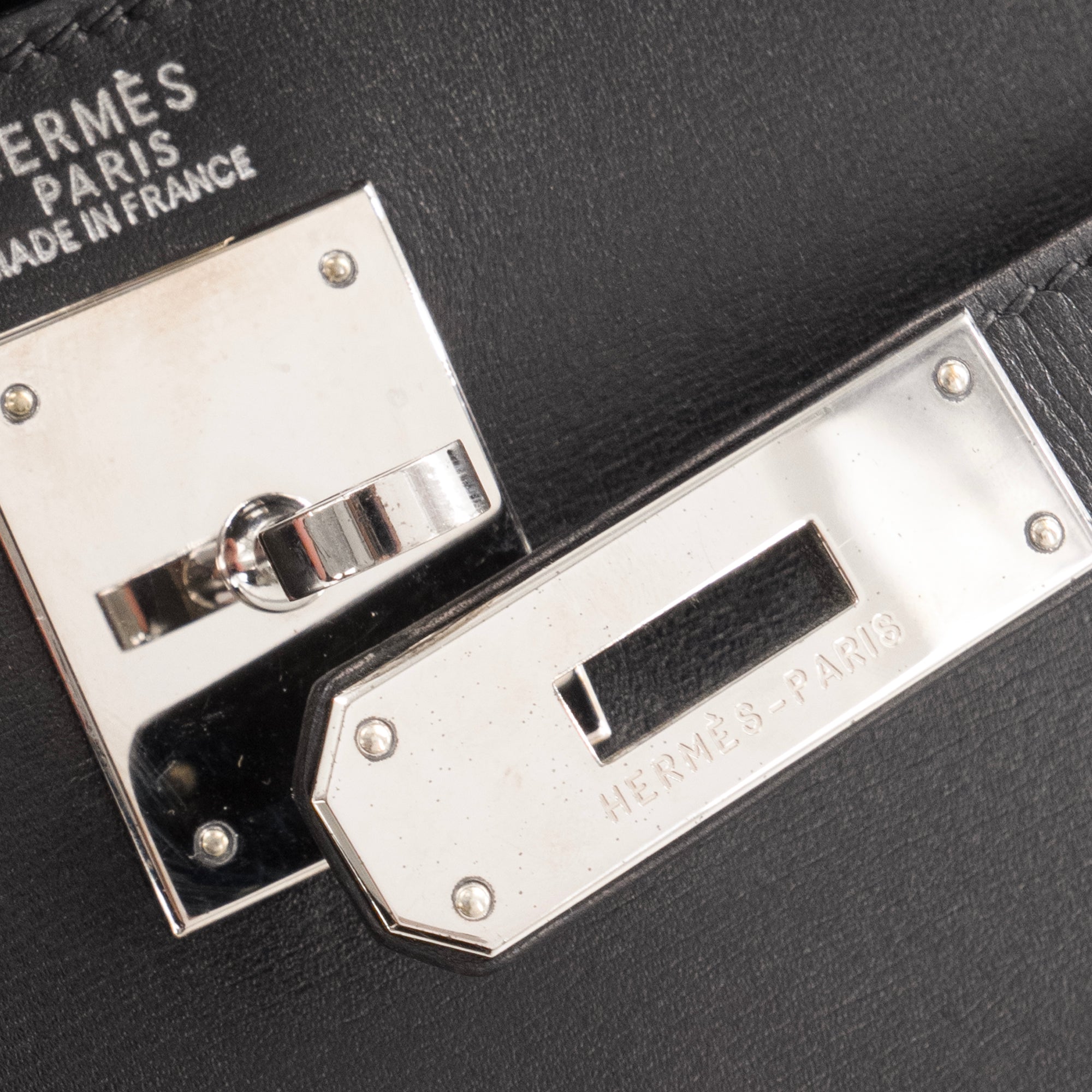 HERMÈS - Sac à main Kelly 32 Hermès en cuir box noir