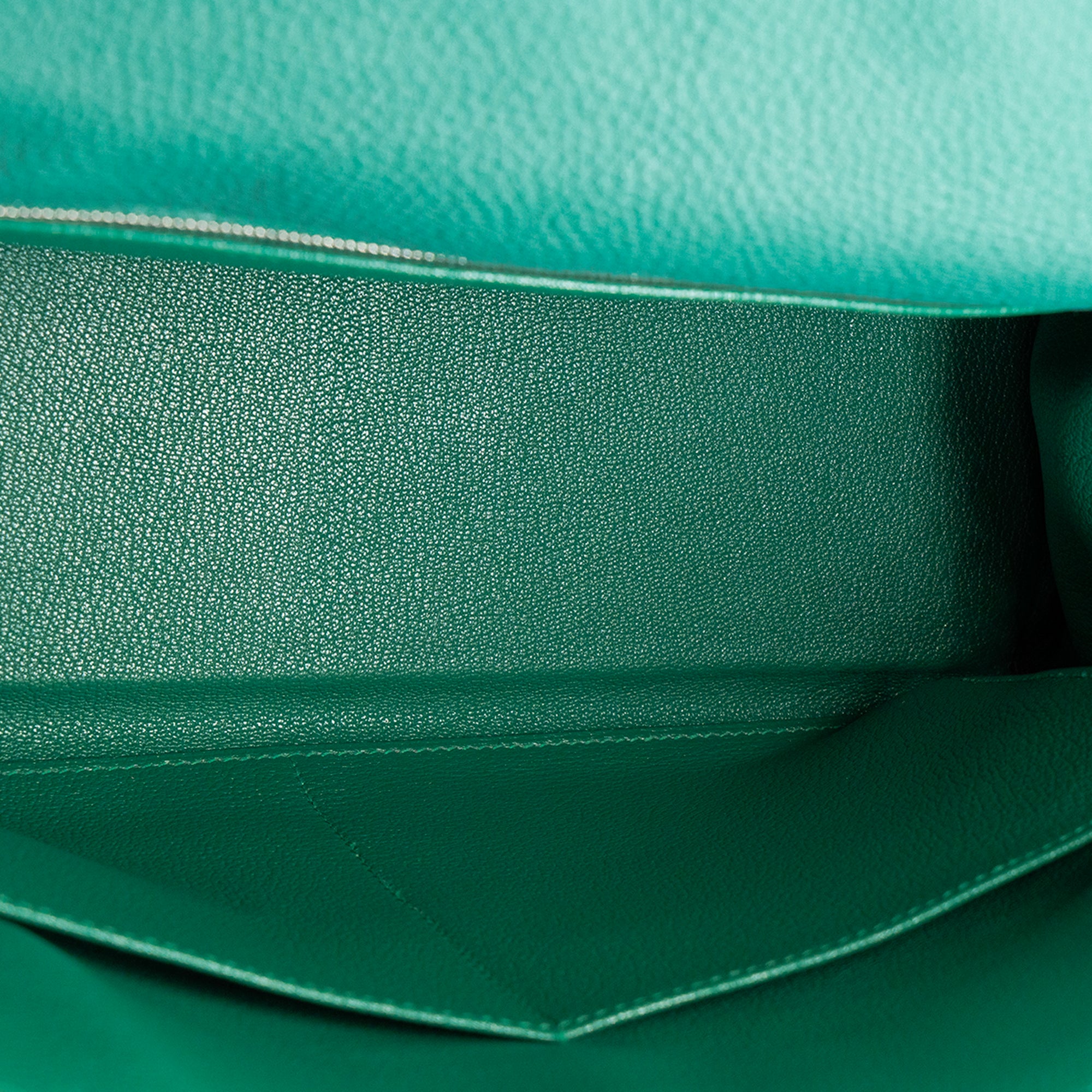 HERMÈS - Sac à main Kelly 32 Hermès en cuir clémence vert foncé