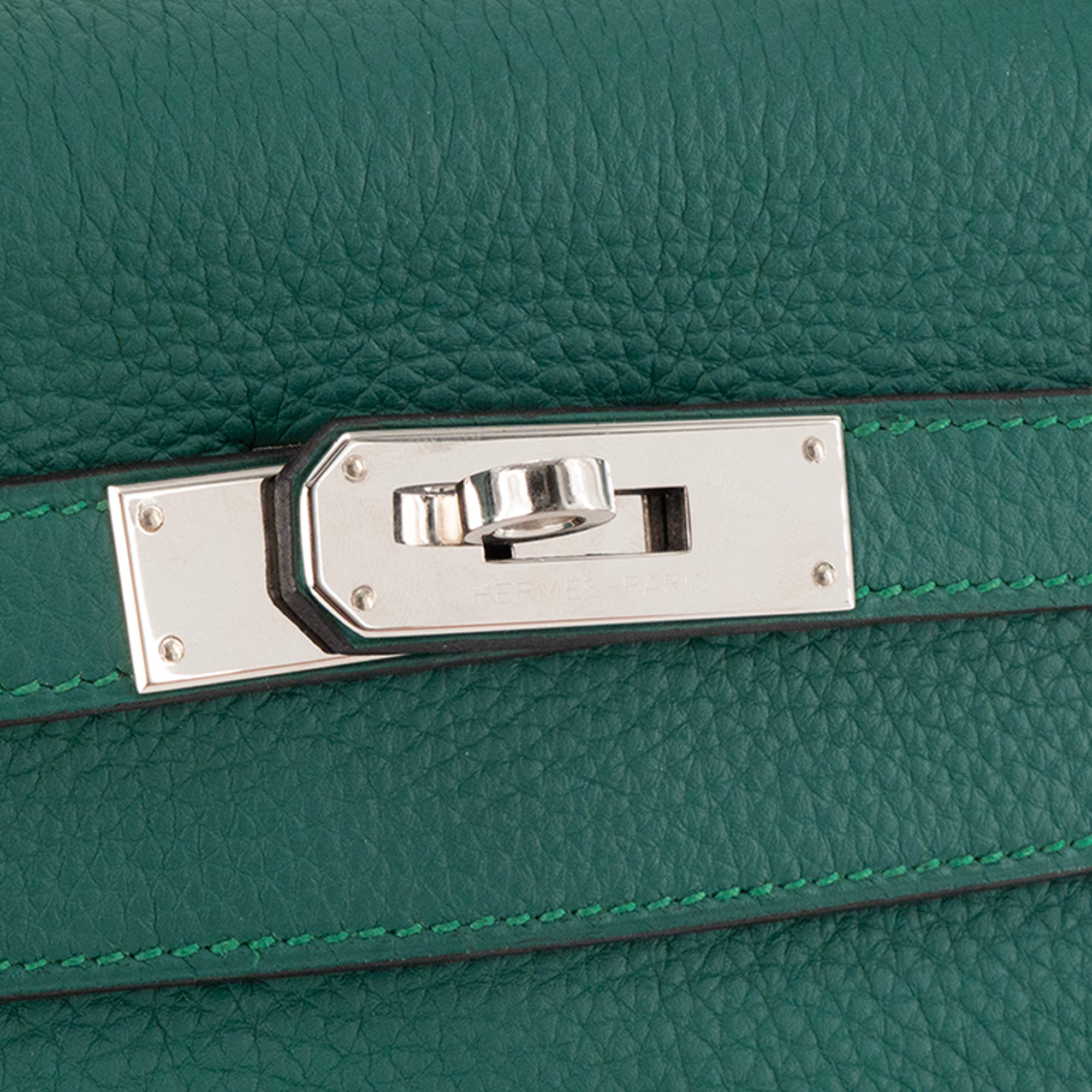 HERMÈS - Sac à main Kelly 32 Hermès en cuir clémence vert foncé