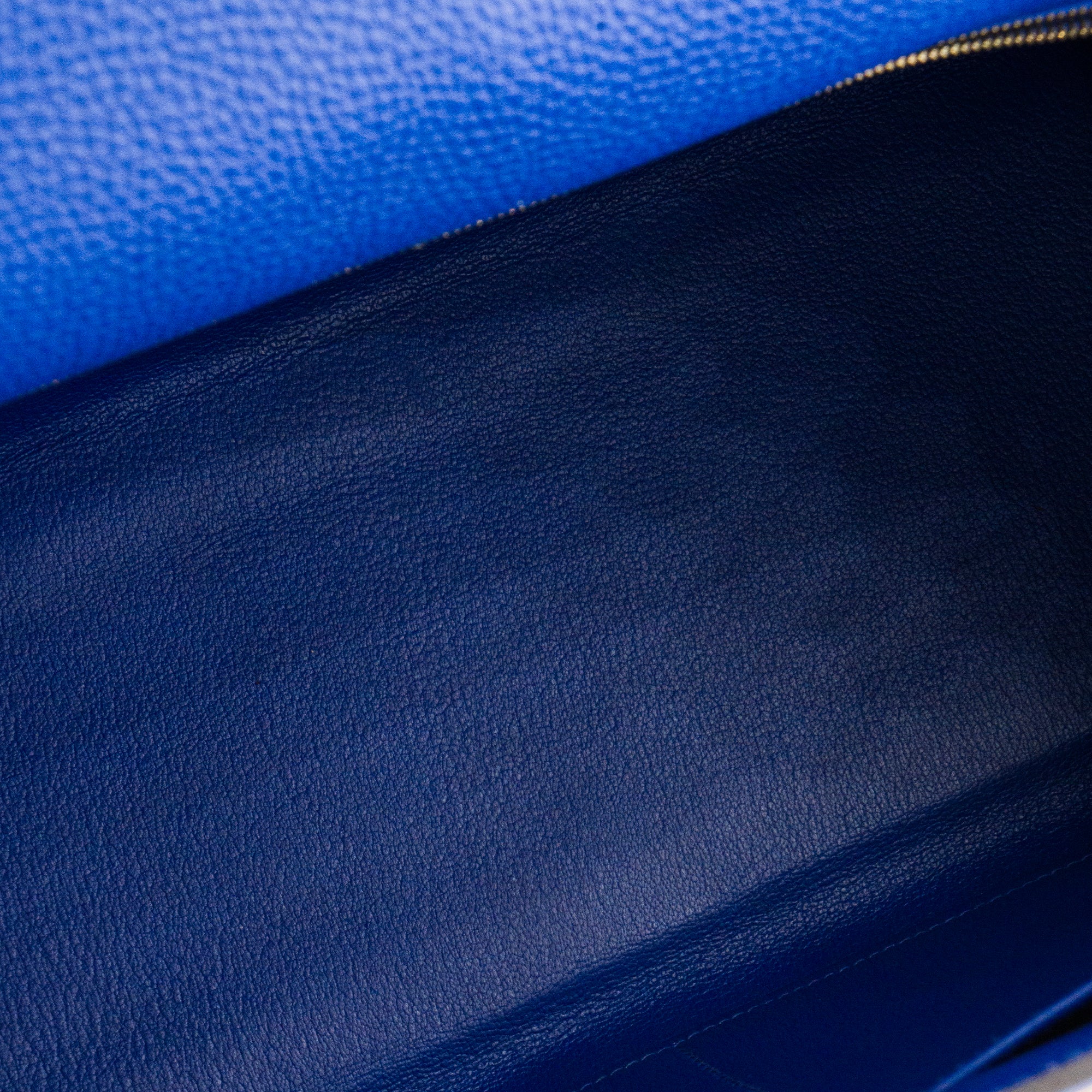 HERMÈS - Sac à main Kelly 35 Hermès en cuir clémence couleur bleu roi