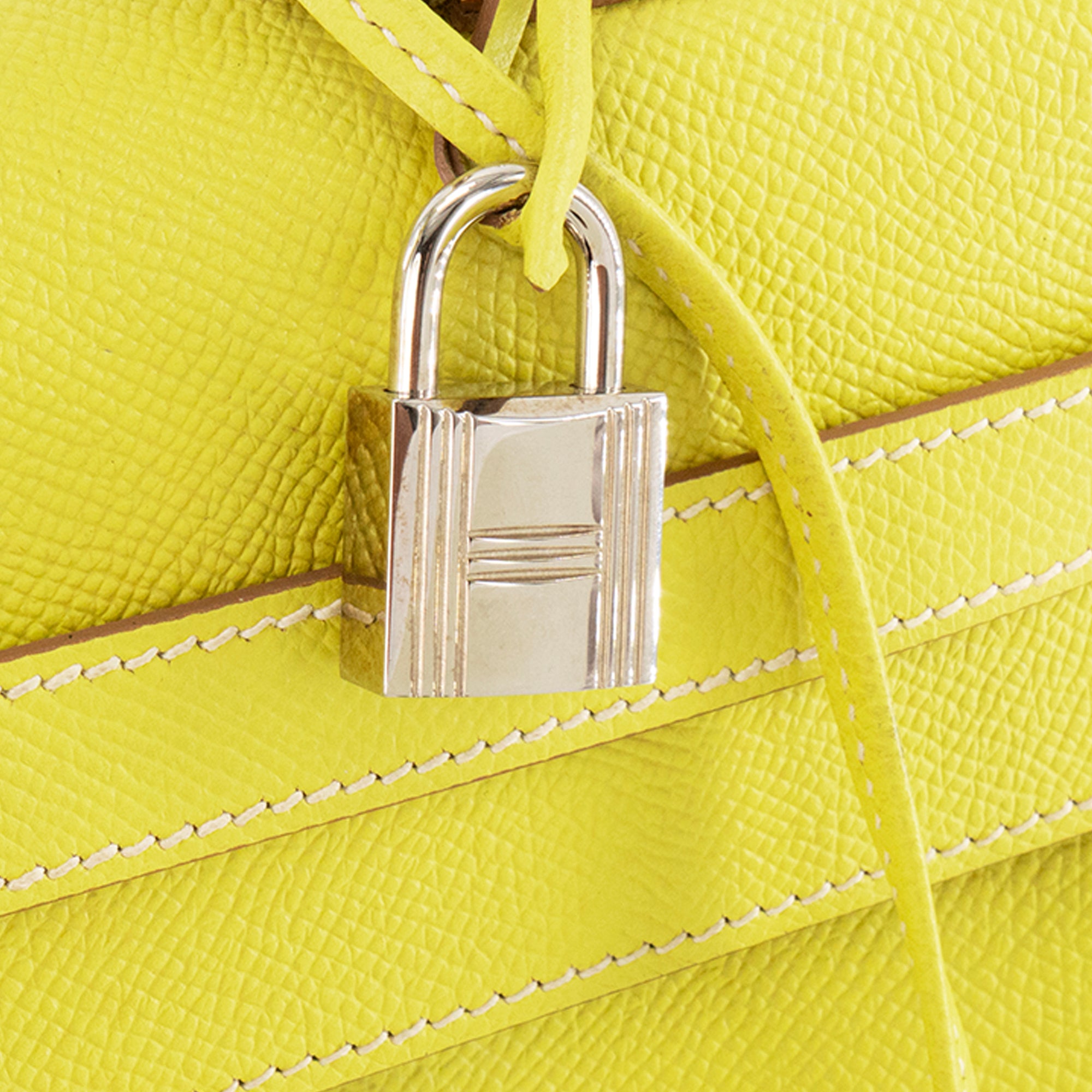 HERMÈS - Sac à main Kelly 35 Hermès en cuir epsom jaune
