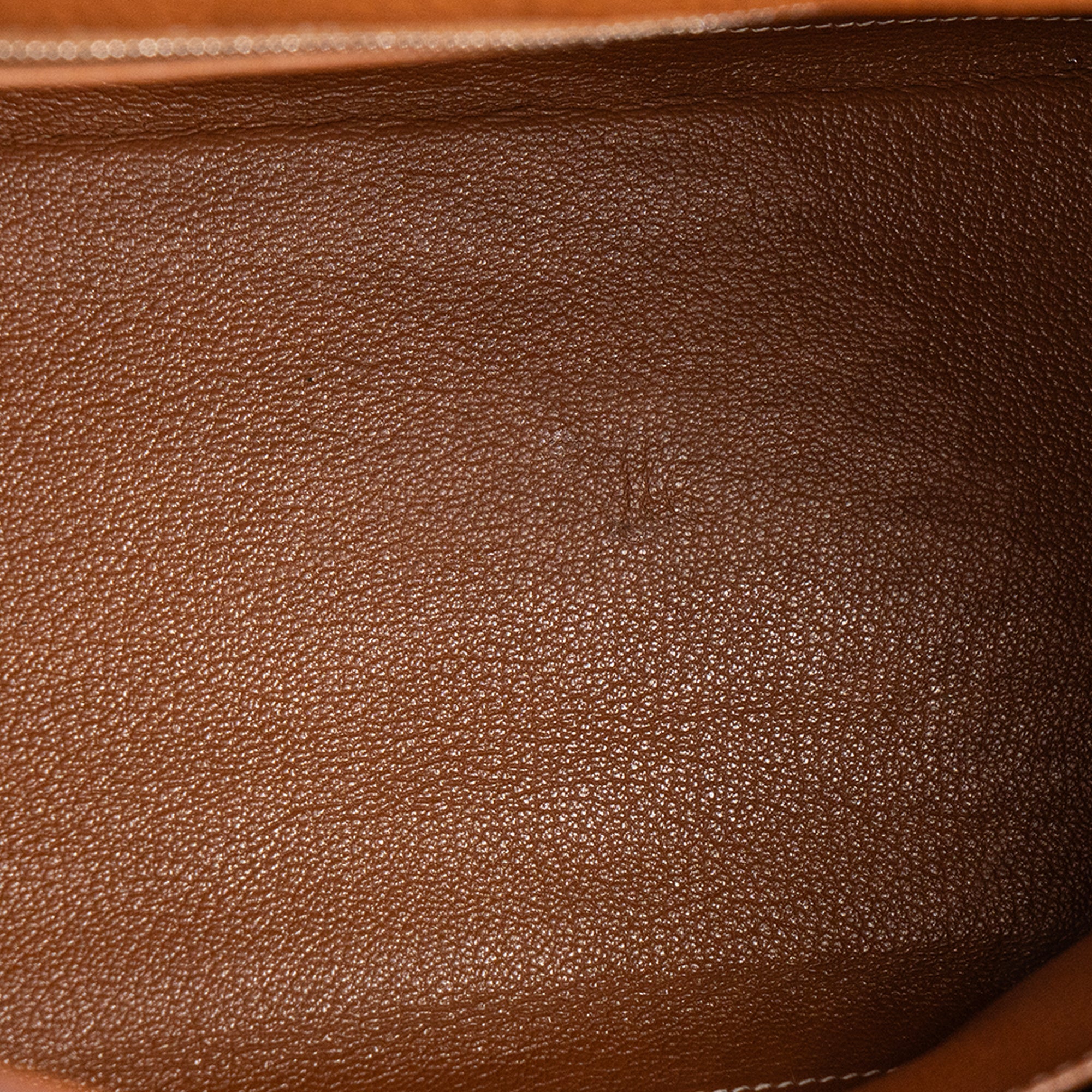 HERMÈS - Sac à main Kelly 35 Hermès en cuir clémence marron gold